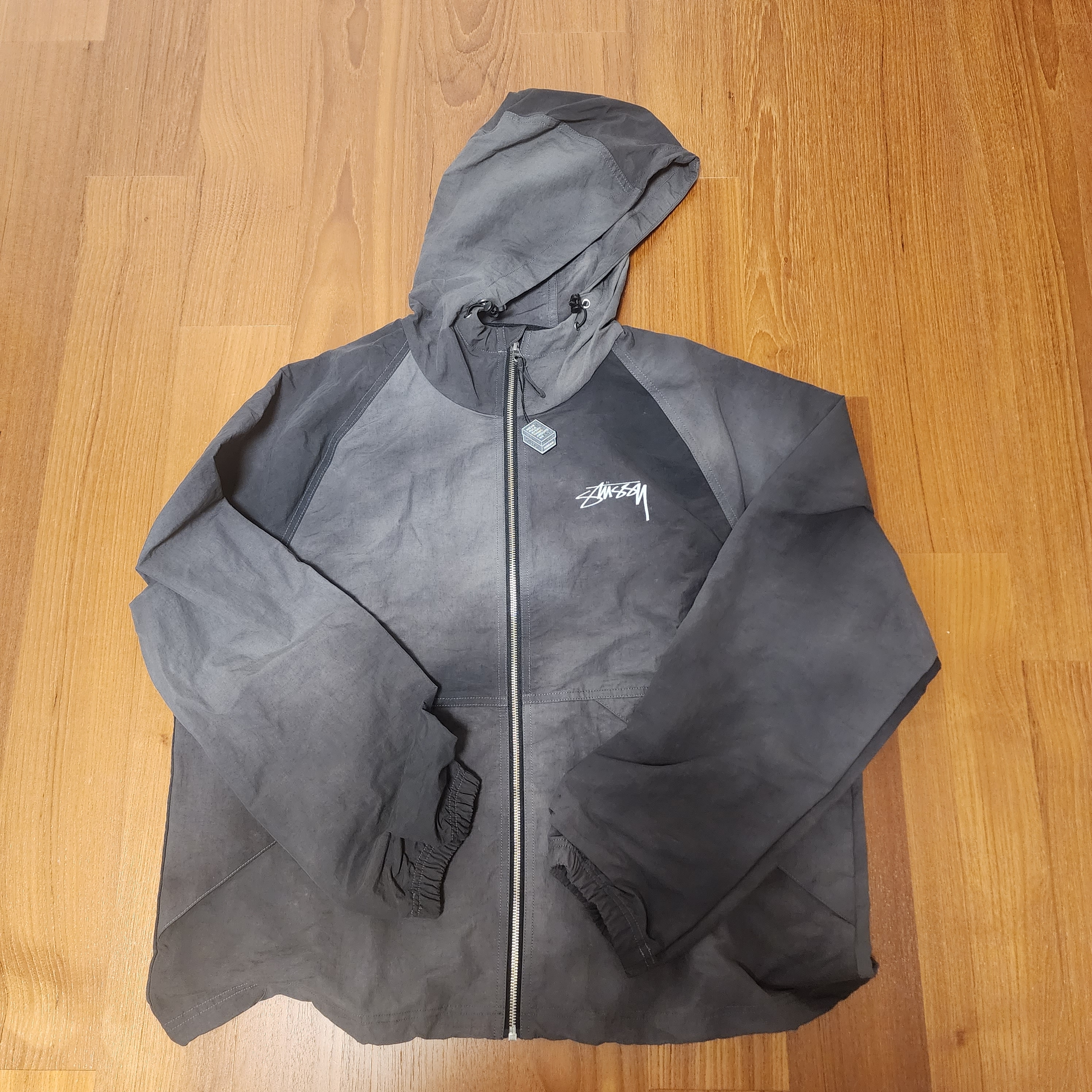 Stussy Wave Dye Beach Shell Jacket Black 착용 스타일 - 1