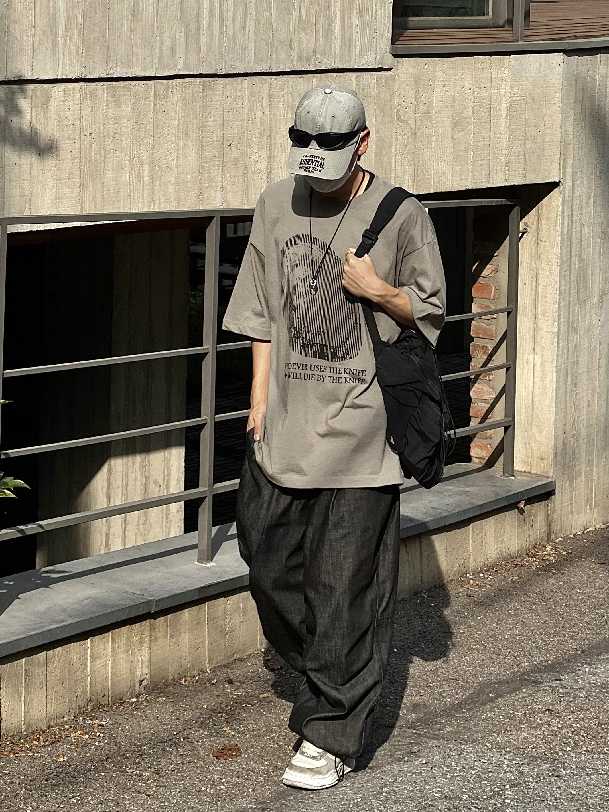 Maison Mihara Yasuhiro Wayne OG Sole Distressed Leather Low-top Sneaker White 착용 스타일 - 1