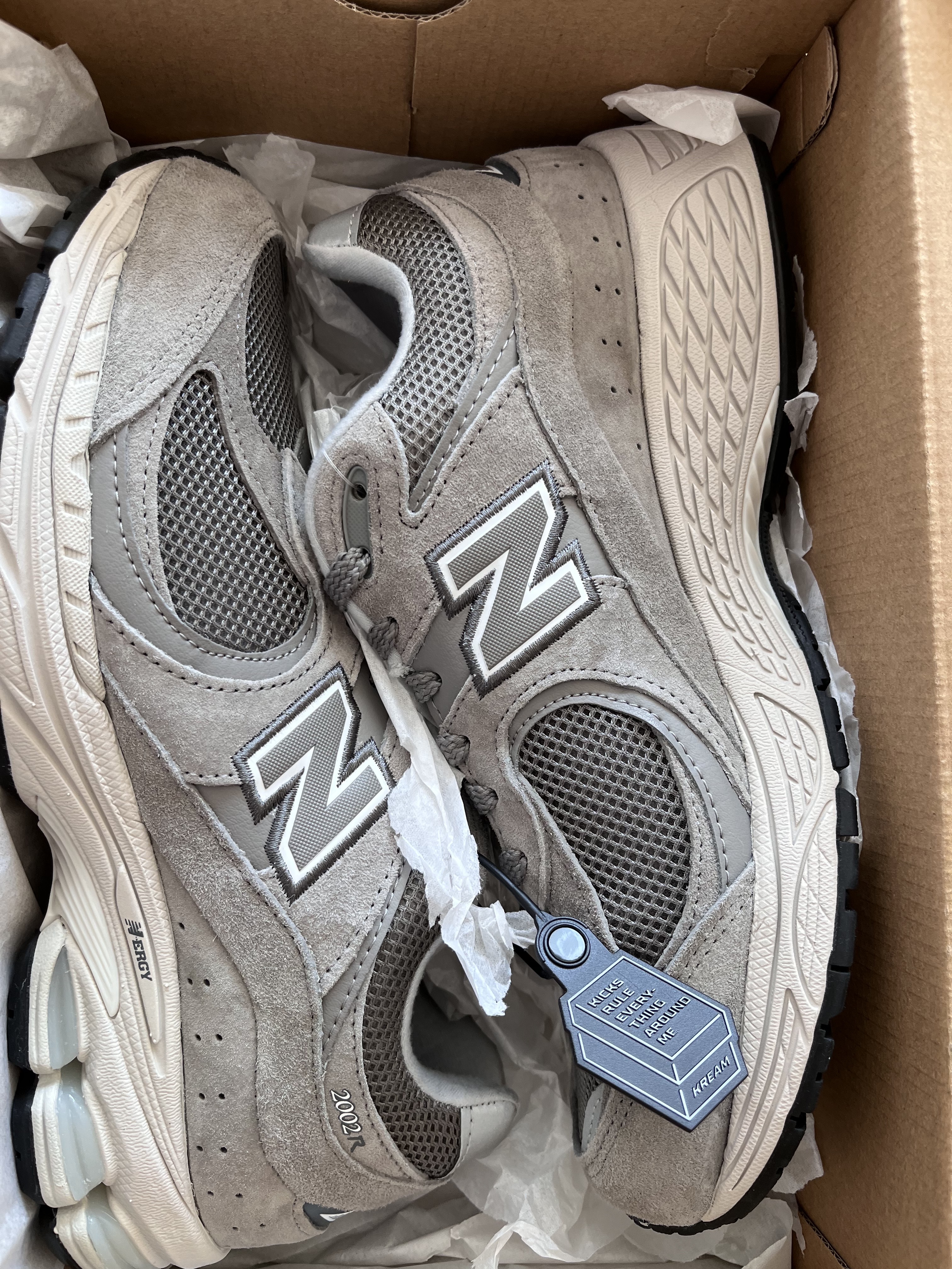 New Balance 2002R Grey 착용 스타일