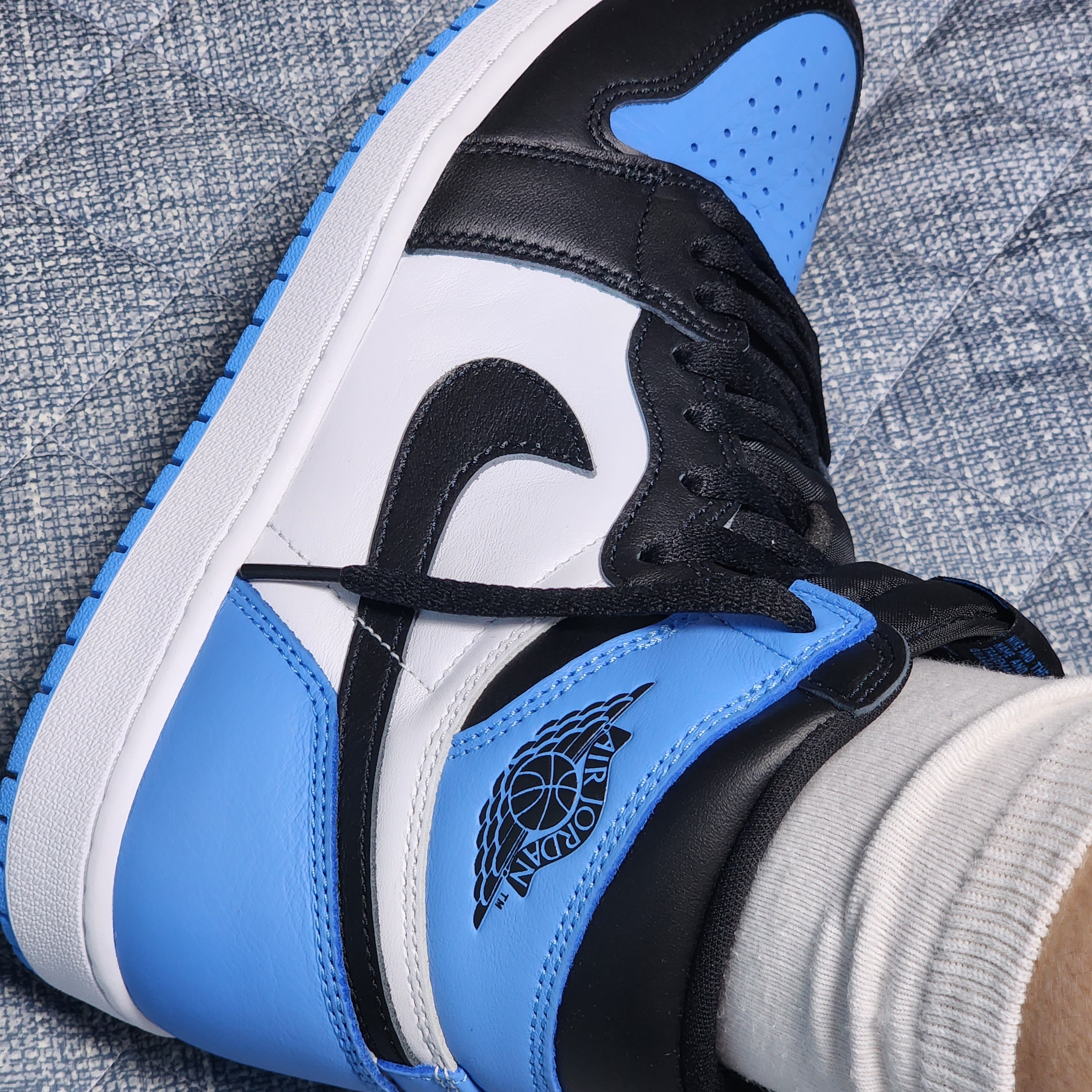Jordan 1 Retro High OG University Blue 착용 스타일 - 3