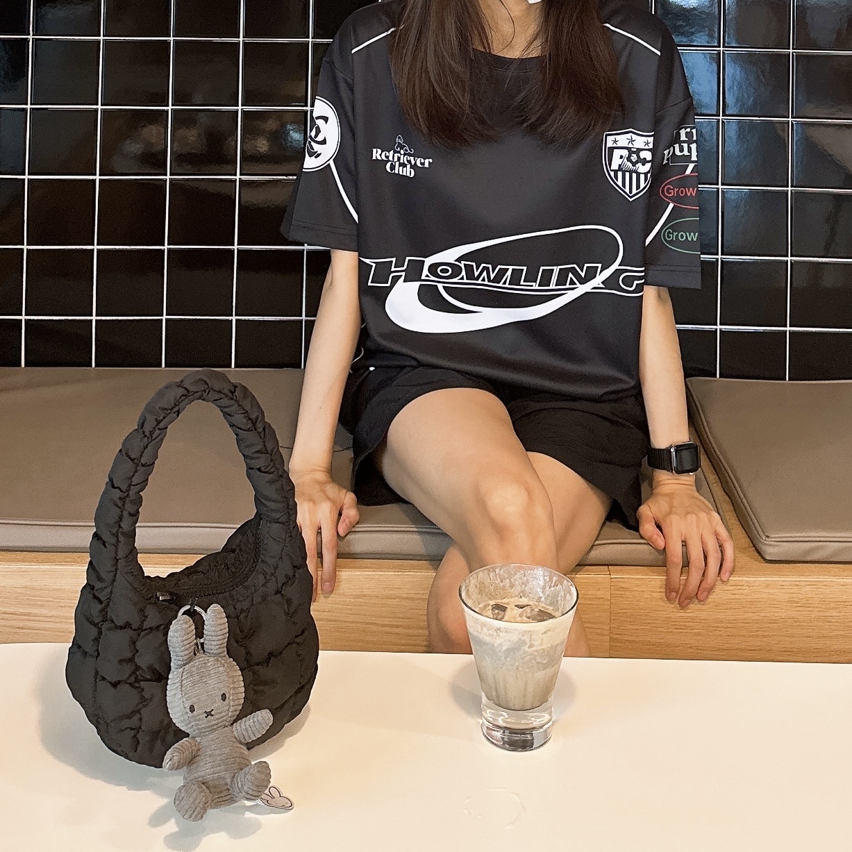 COS Quilted Micro Bag Black, Miffy x Bon Ton Toys Keychain Corduroy Grey 착용 스타일 - 1