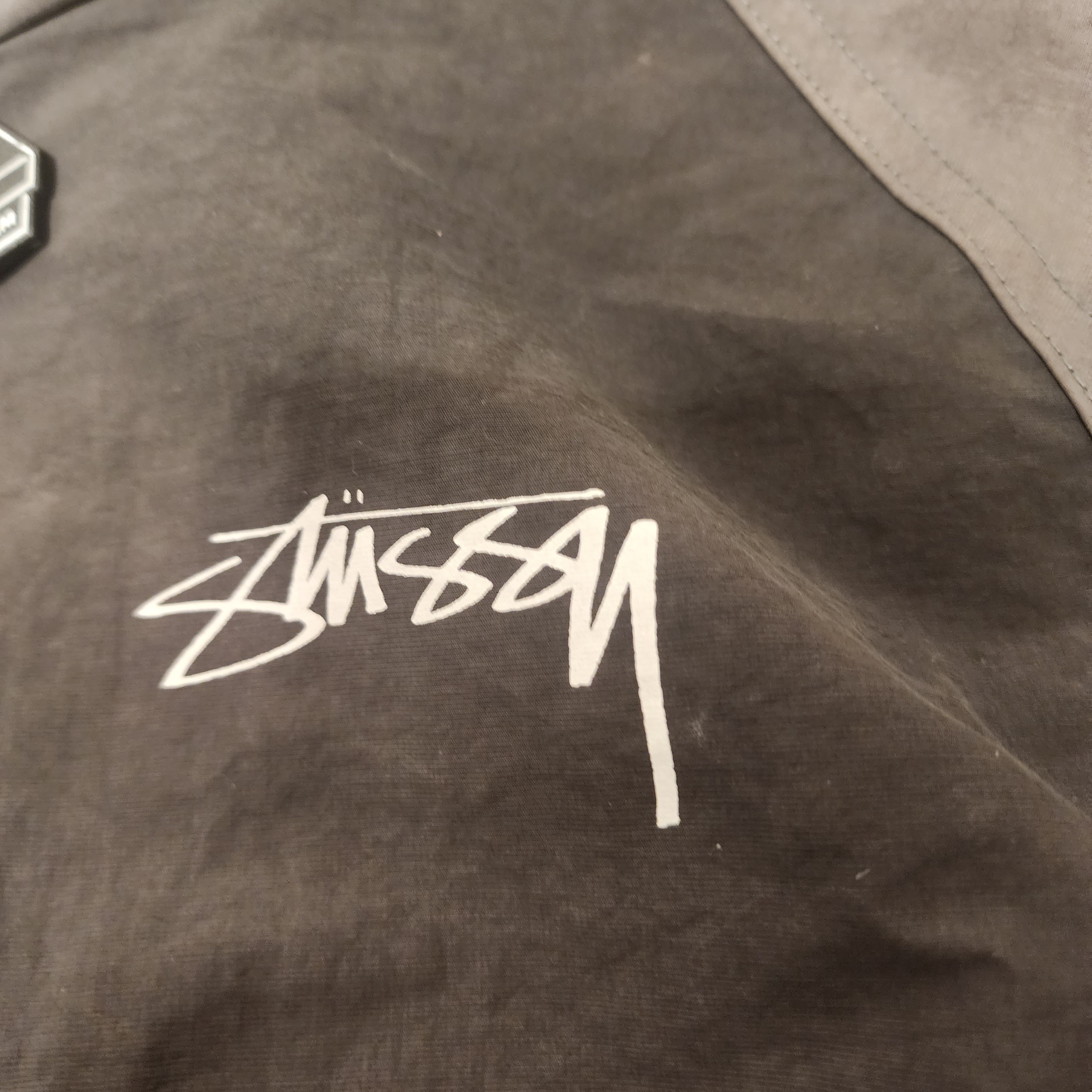 Stussy Wave Dye Beach Shell Jacket Black 착용 스타일 - 3