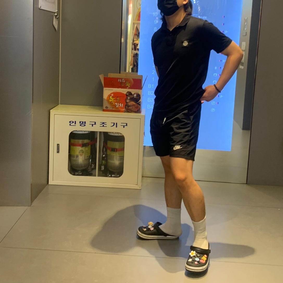 Nike NSW Woven Lined Flow Shorts Black - Asia, Stone Island 2SC17 Stretch Cotton Pique Polo Shirt Black - 23SS 착용 스타일
