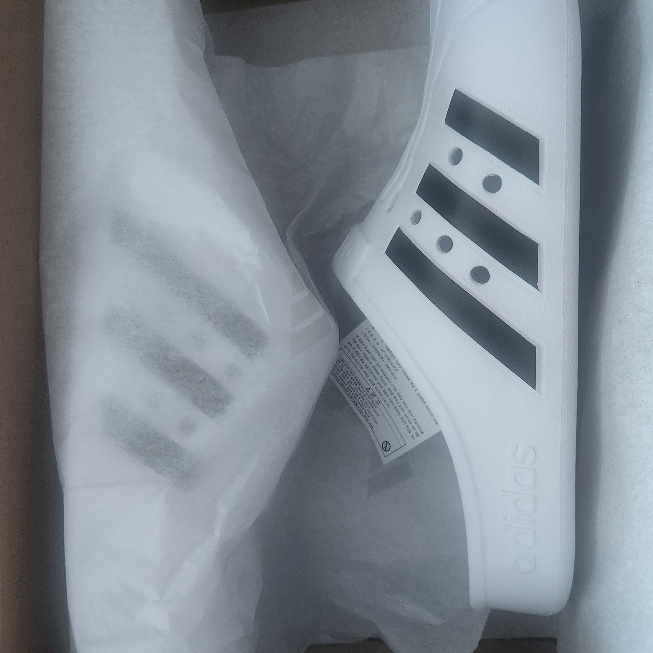 Adidas Adilette Clog White Black 착용 스타일 - 1