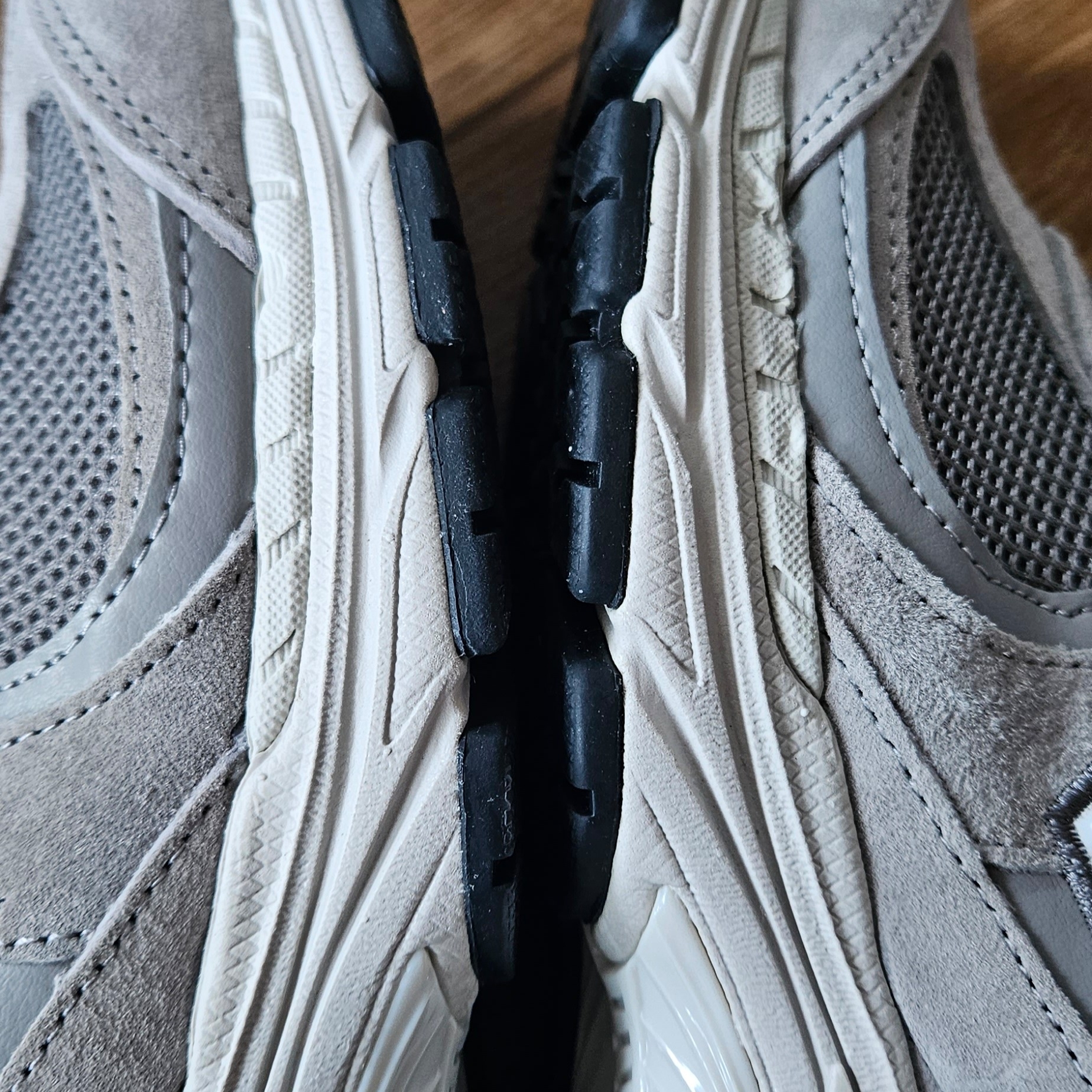 New Balance 2002R Grey 착용 스타일 - 1