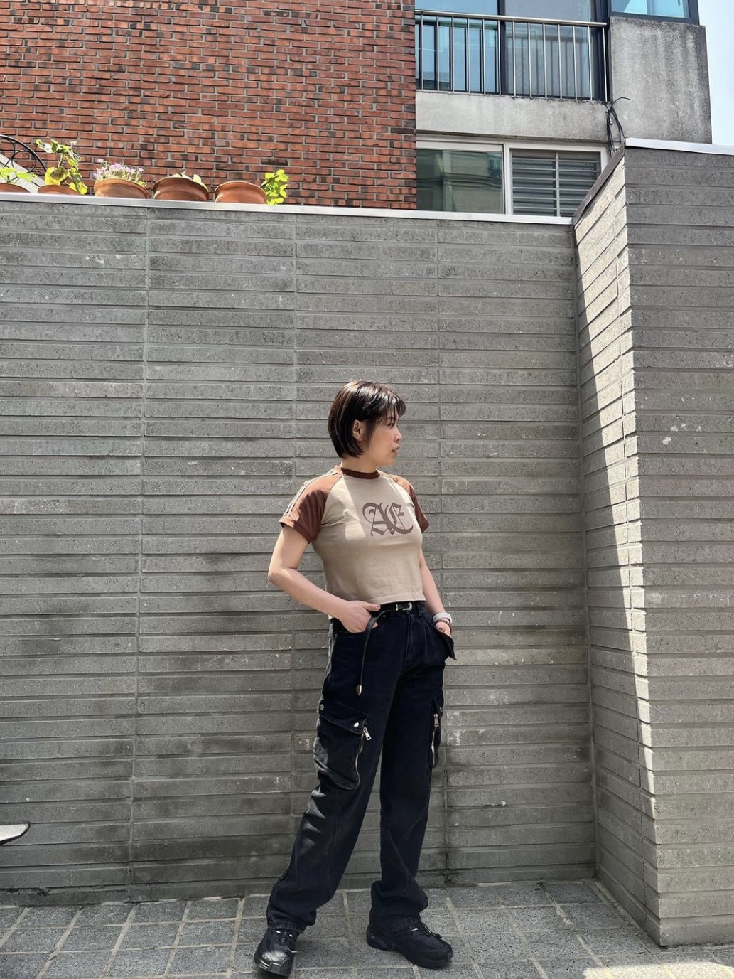 (W) Aeae Gothic Logo Crop Raglan T-Shirt Brown 착용 스타일