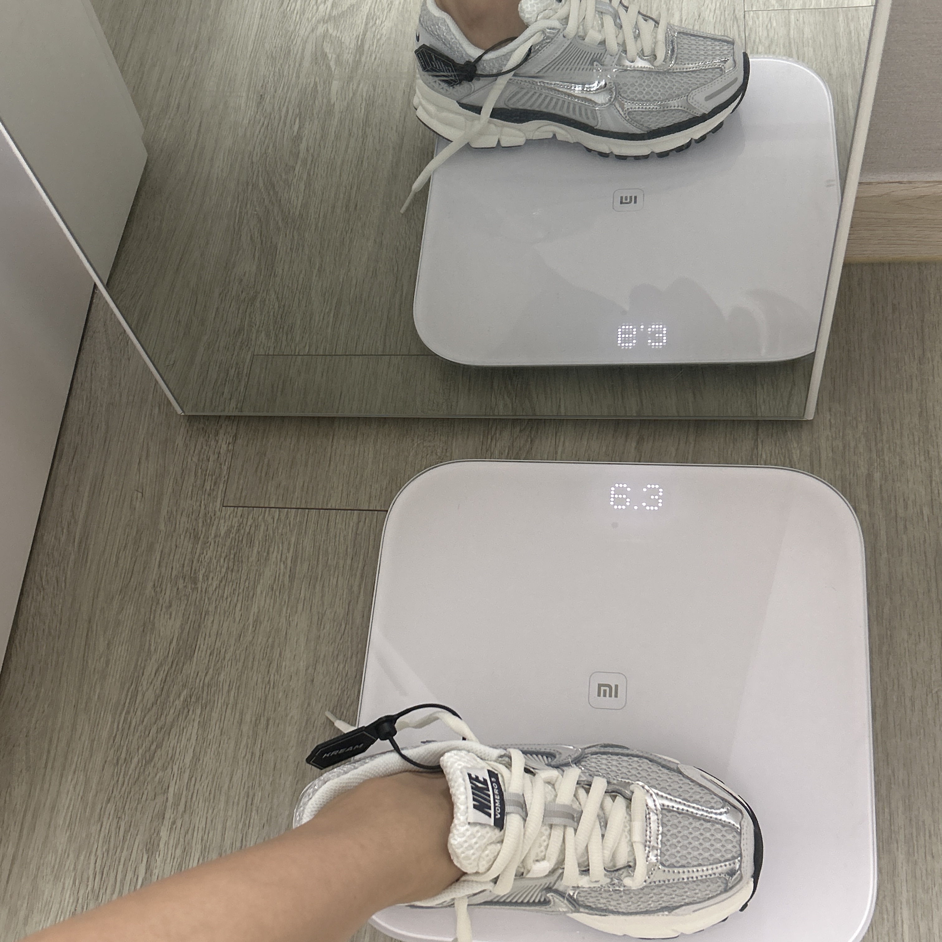 (W) Nike Zoom Vomero 5 Photon Dust and Metallic Silver 착용 스타일