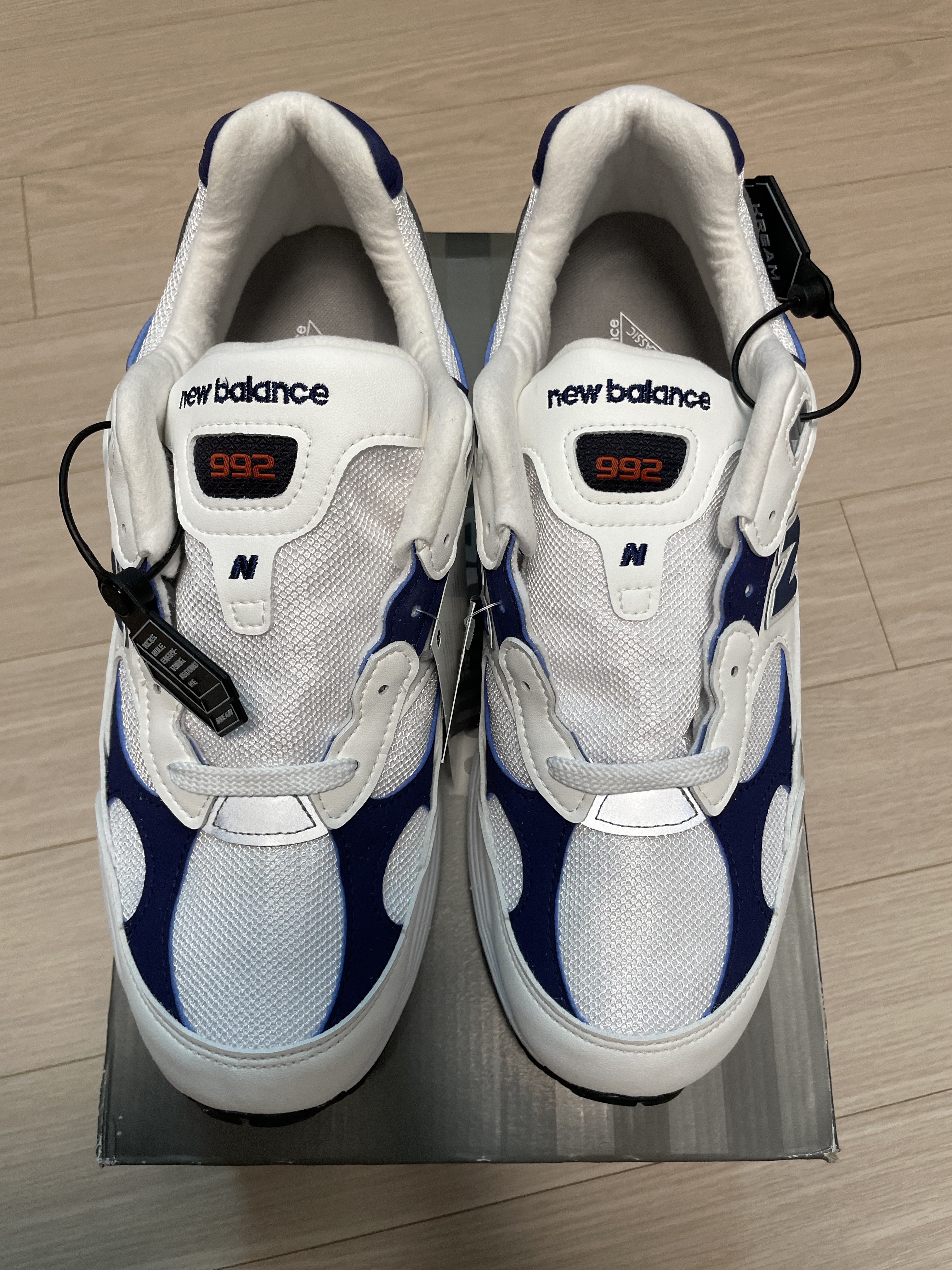 New Balance 992 Made in USA White Navy, Adidas Yeezy Slide Bone 2022/2023 착용 스타일 - 2