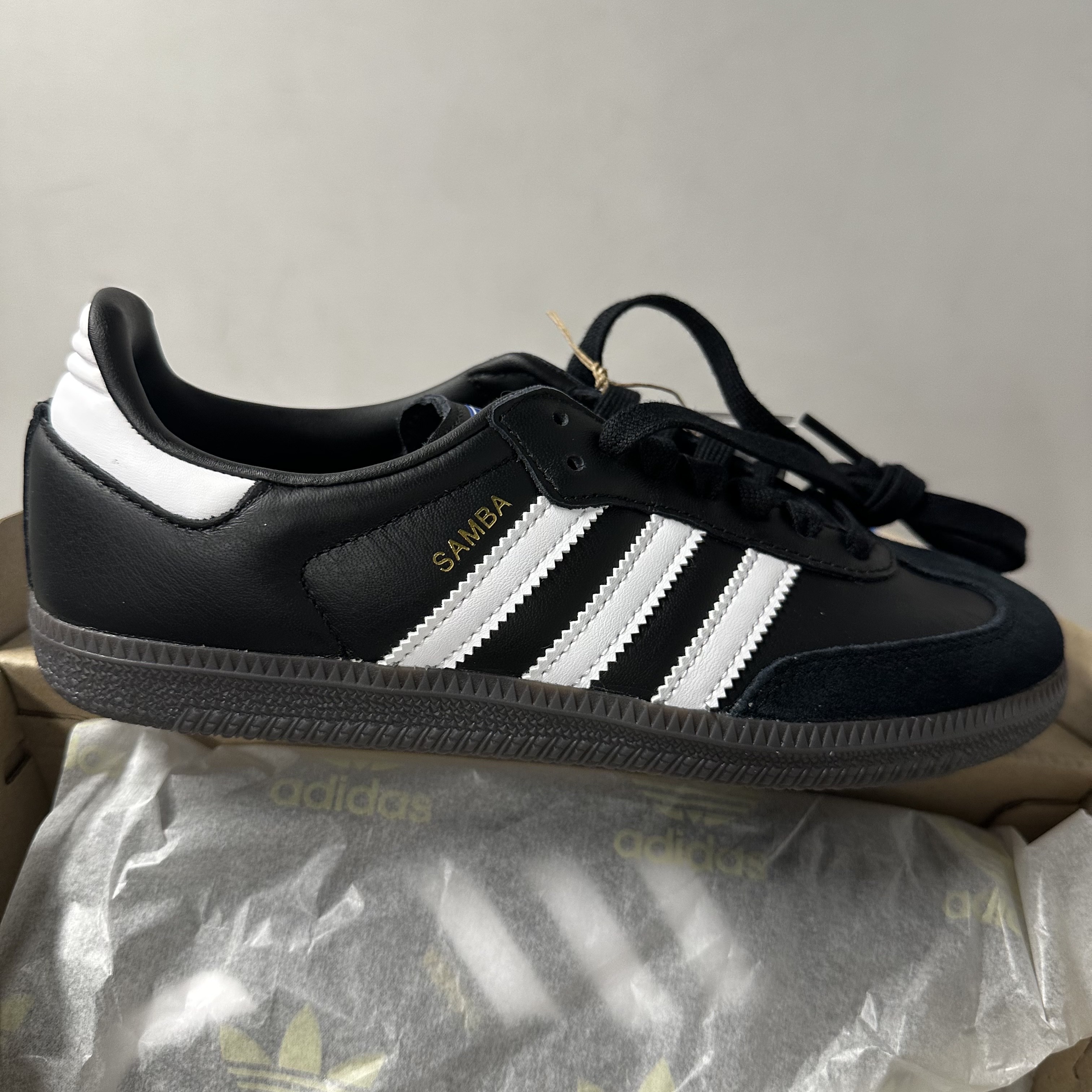 Adidas Samba OG Black White Gum 착용 스타일 - 2