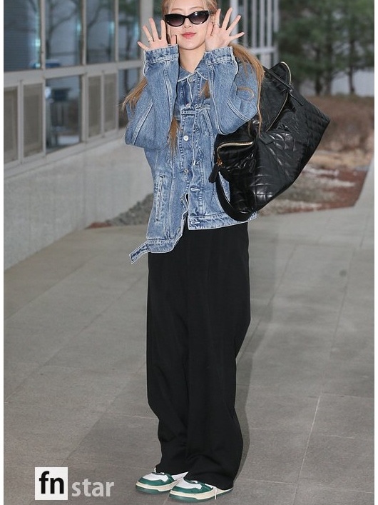 Saint Laurent ES Giant Travel Bag In Quilted Leather Black, (W) Autry Medalist Low Leather Sneakers Green White 착용 스타일