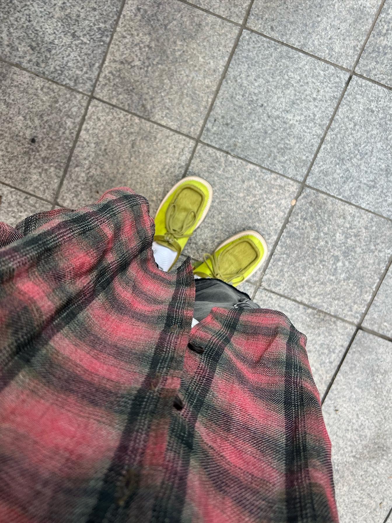Nos Couleurs Old Washed Cargo Denim Shorts Dark Grey, Our Legacy Borrowed Shirt Big Lumbercheck Print 착용 스타일 - 2