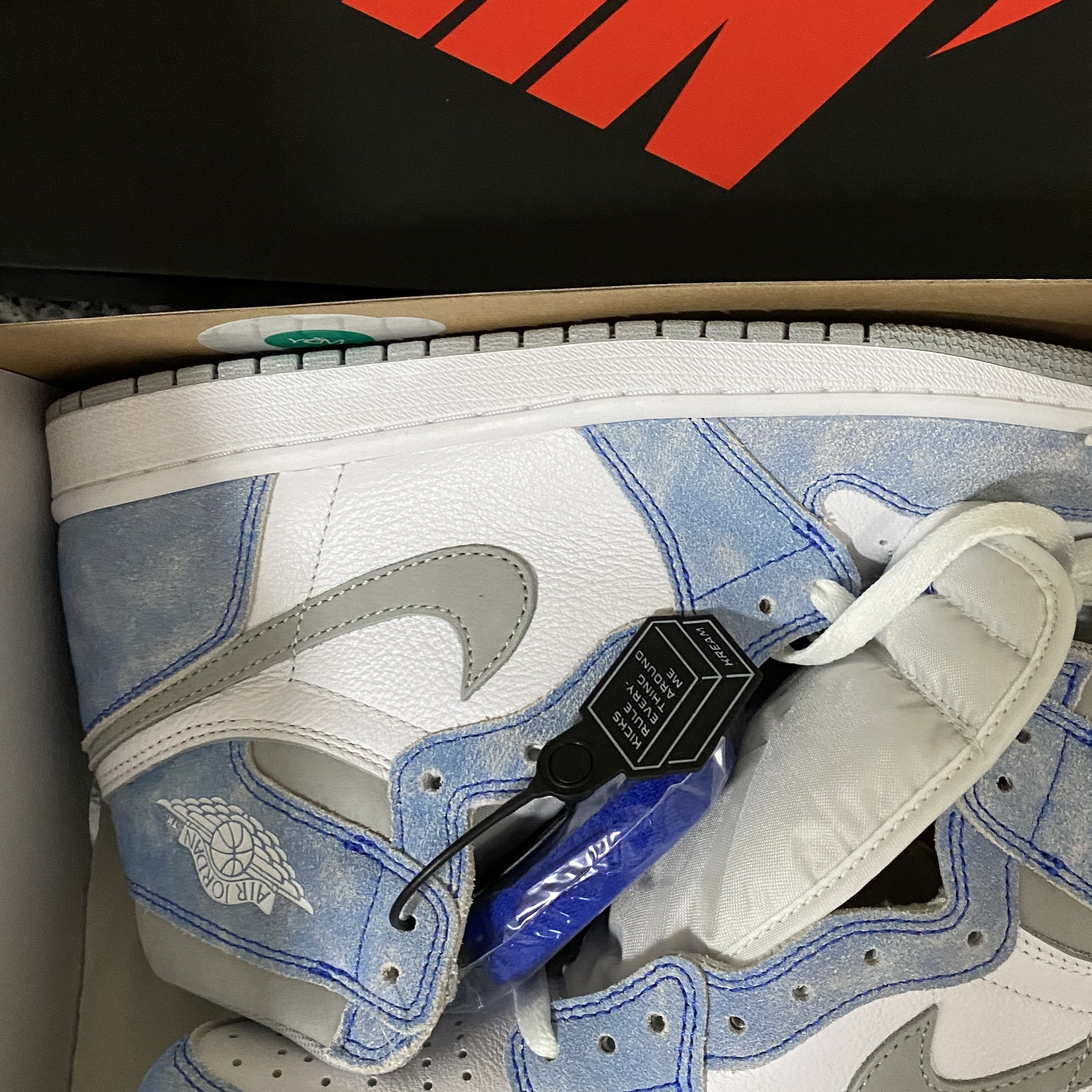 Jordan 1 Retro High OG Hyper Royal 착용 스타일