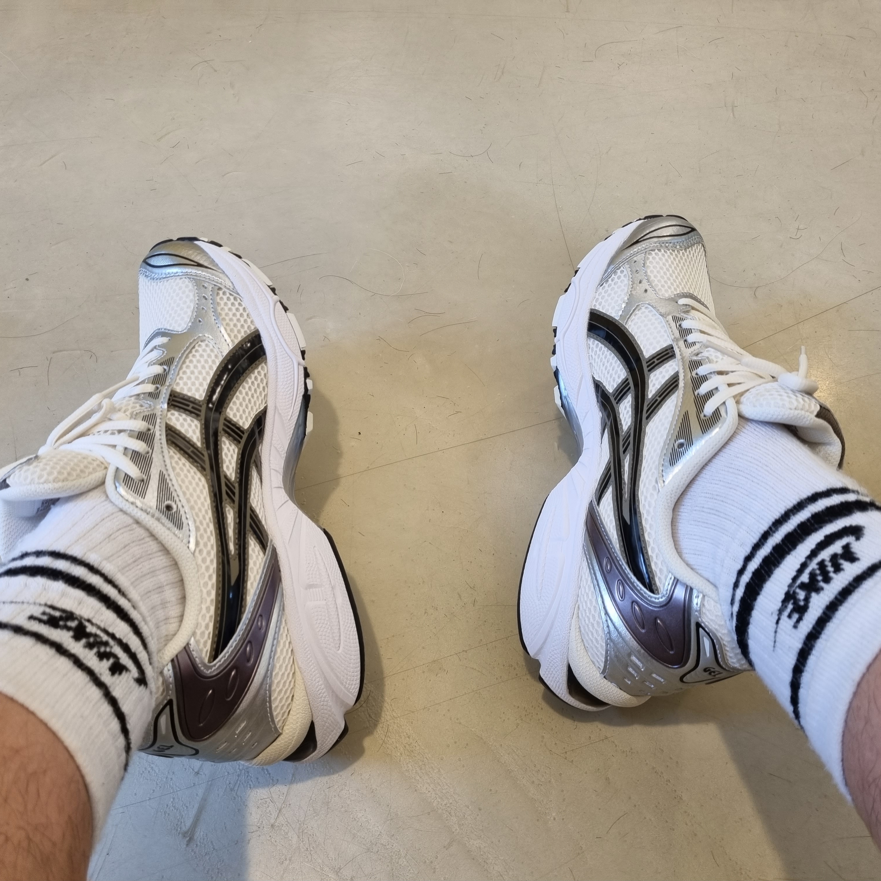 Asics Gel-Kayano 14 Cream Black 착용 스타일 - 2