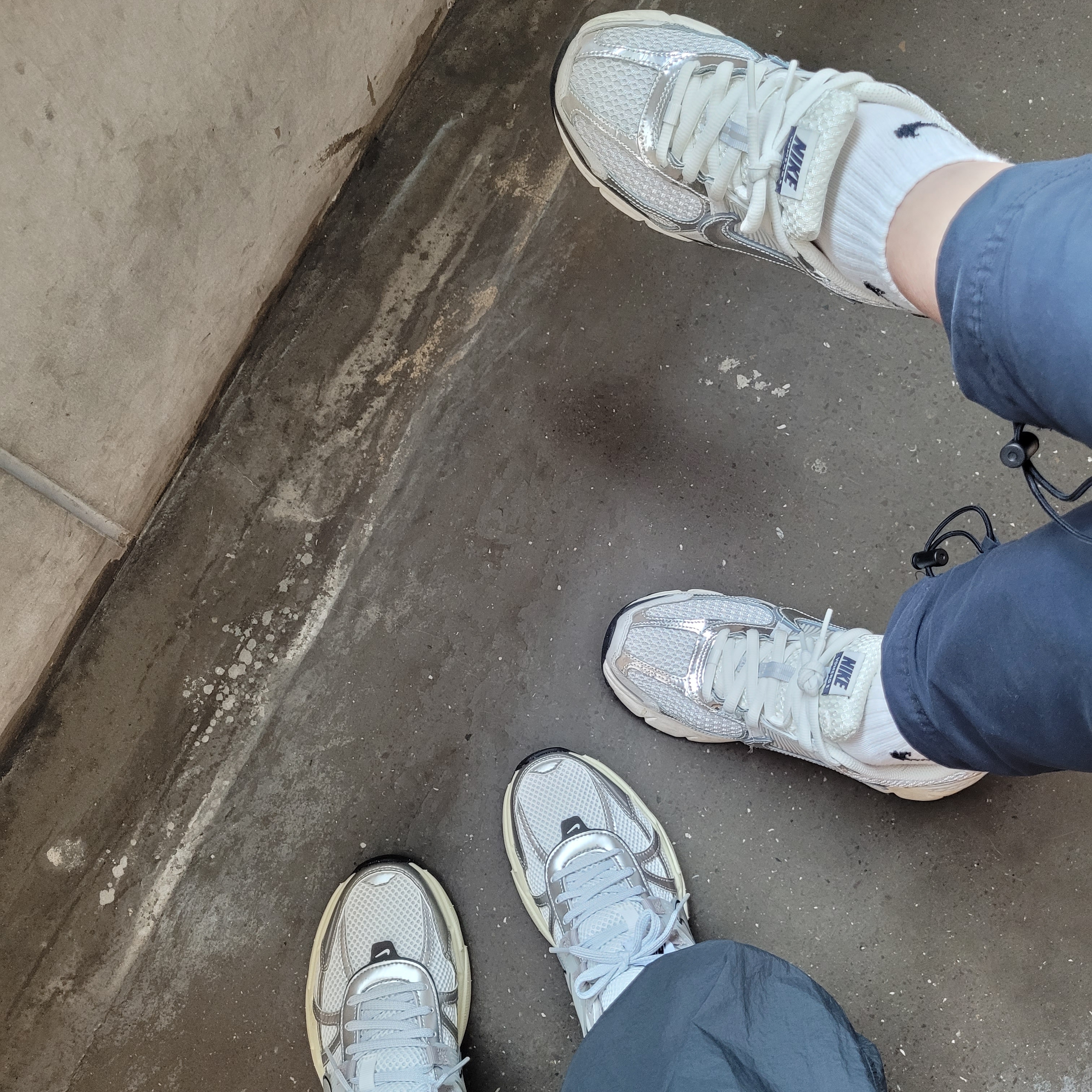 Nike V2K Run Summit White Metallic Silver, (W) Nike Zoom Vomero 5 Photon Dust and Metallic Silver 착용 스타일