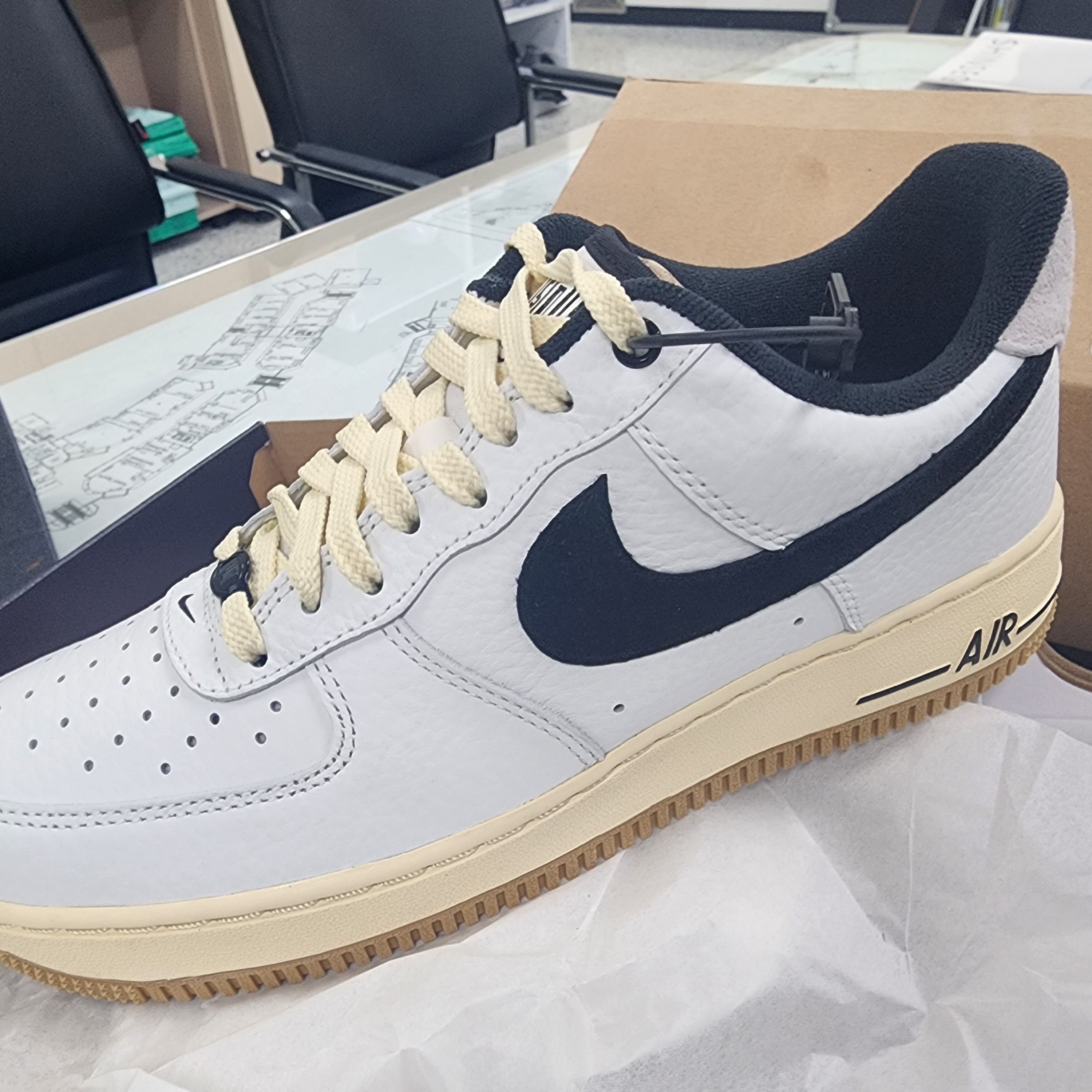 (W) Nike Air Force 1 '07 LX Black and Summit White 착용 스타일