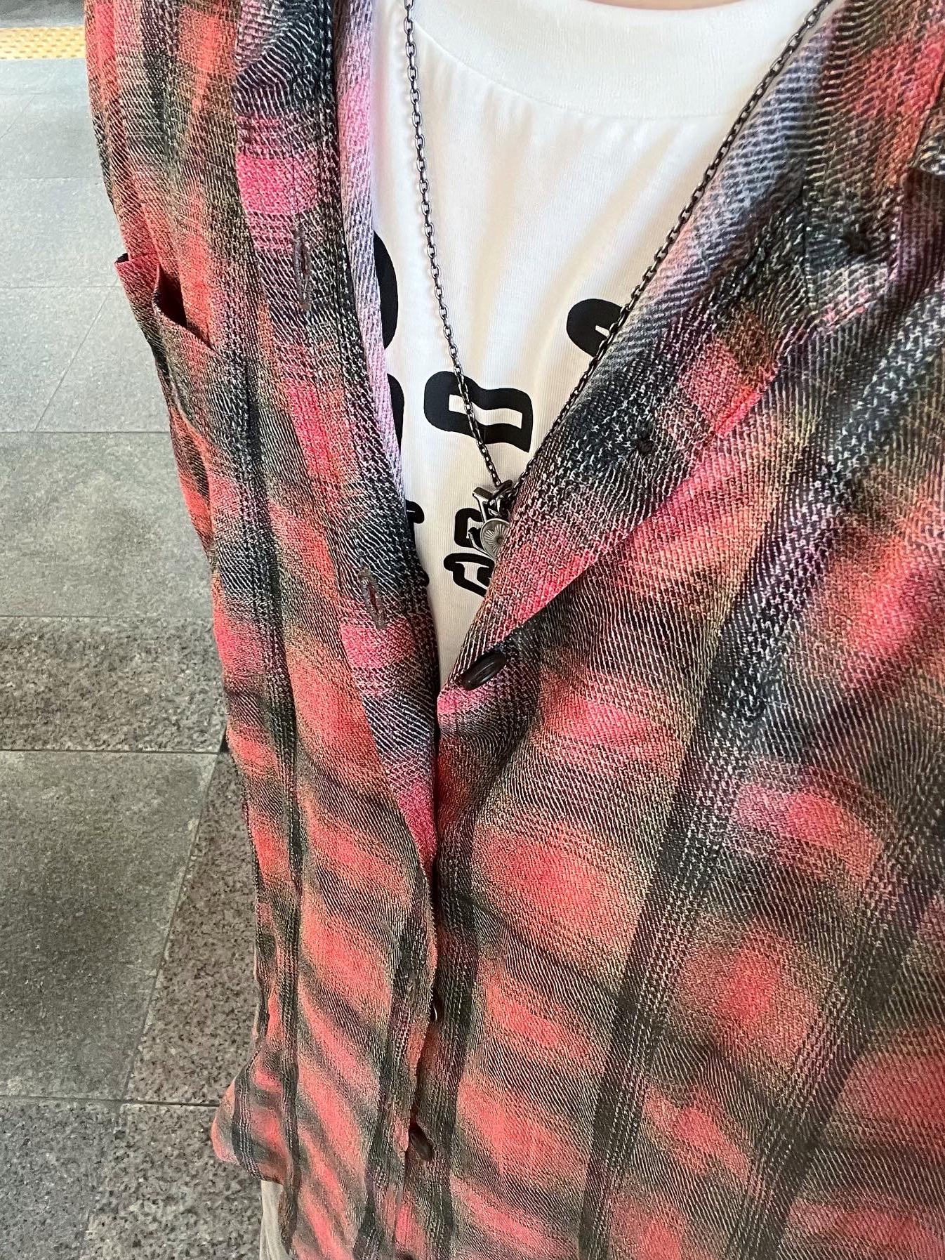 Nos Couleurs Old Washed Cargo Denim Shorts Dark Grey, Our Legacy Borrowed Shirt Big Lumbercheck Print 착용 스타일 - 3