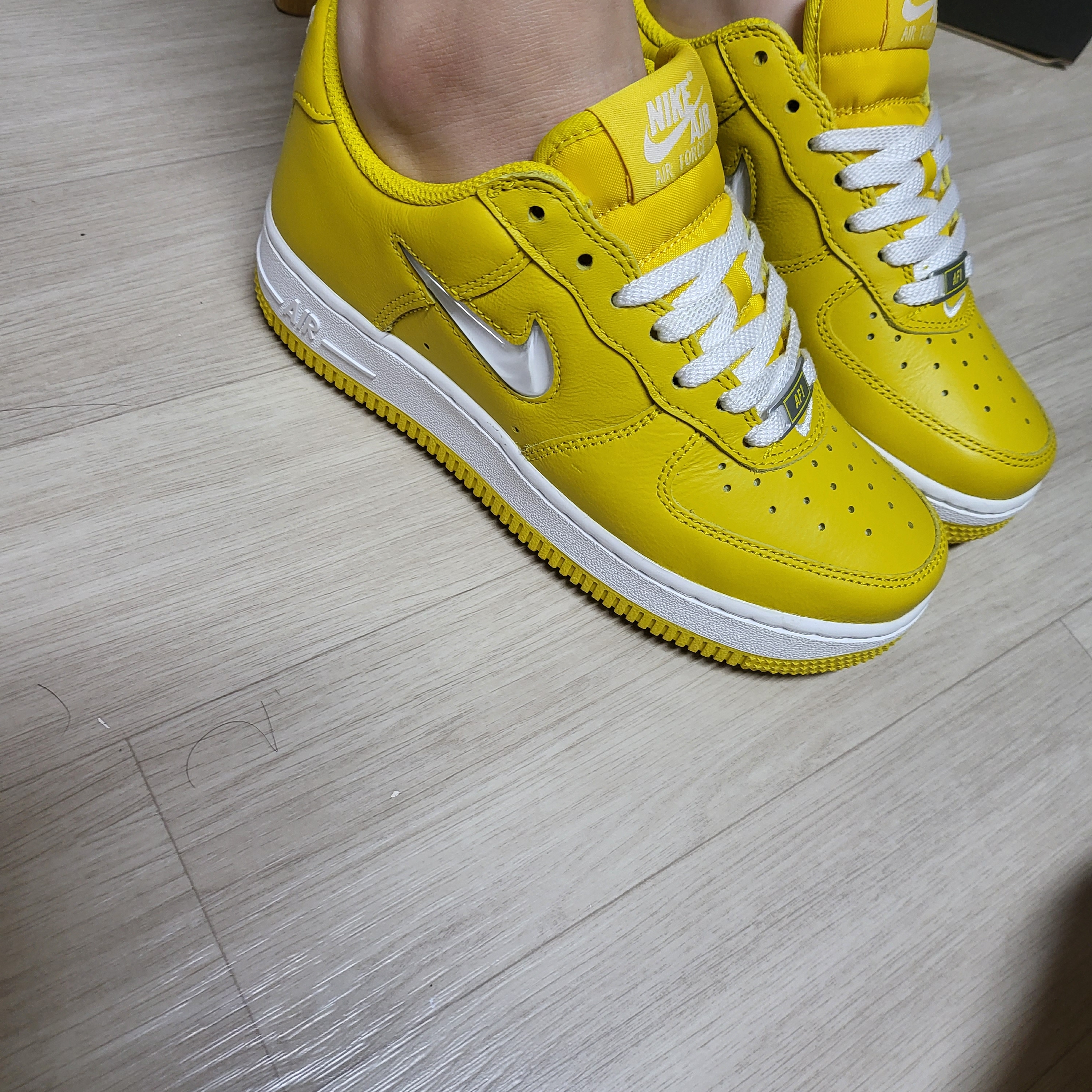 Nike Air Force 1 Low Retro Color of The Month Speed Yellow 착용 스타일 - 1