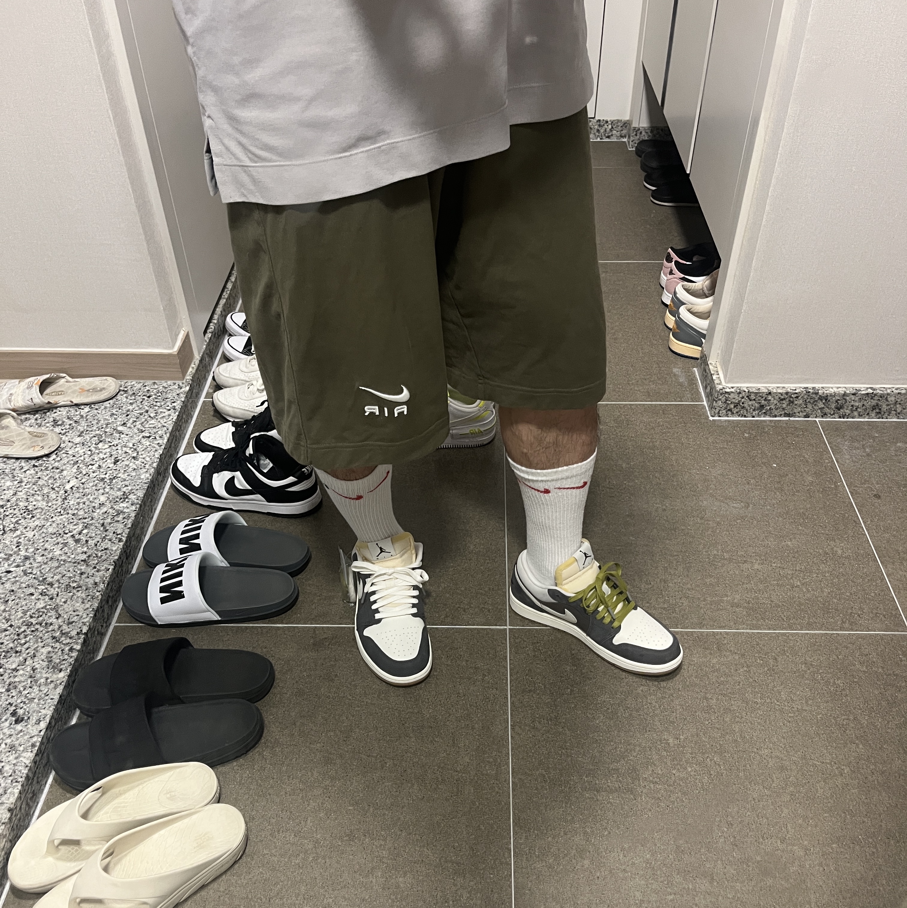 Jordan 1 Low Kkachi, Nike Air Oversized Fleece Shorts Medium Olive - Asia 착용 스타일 - 2