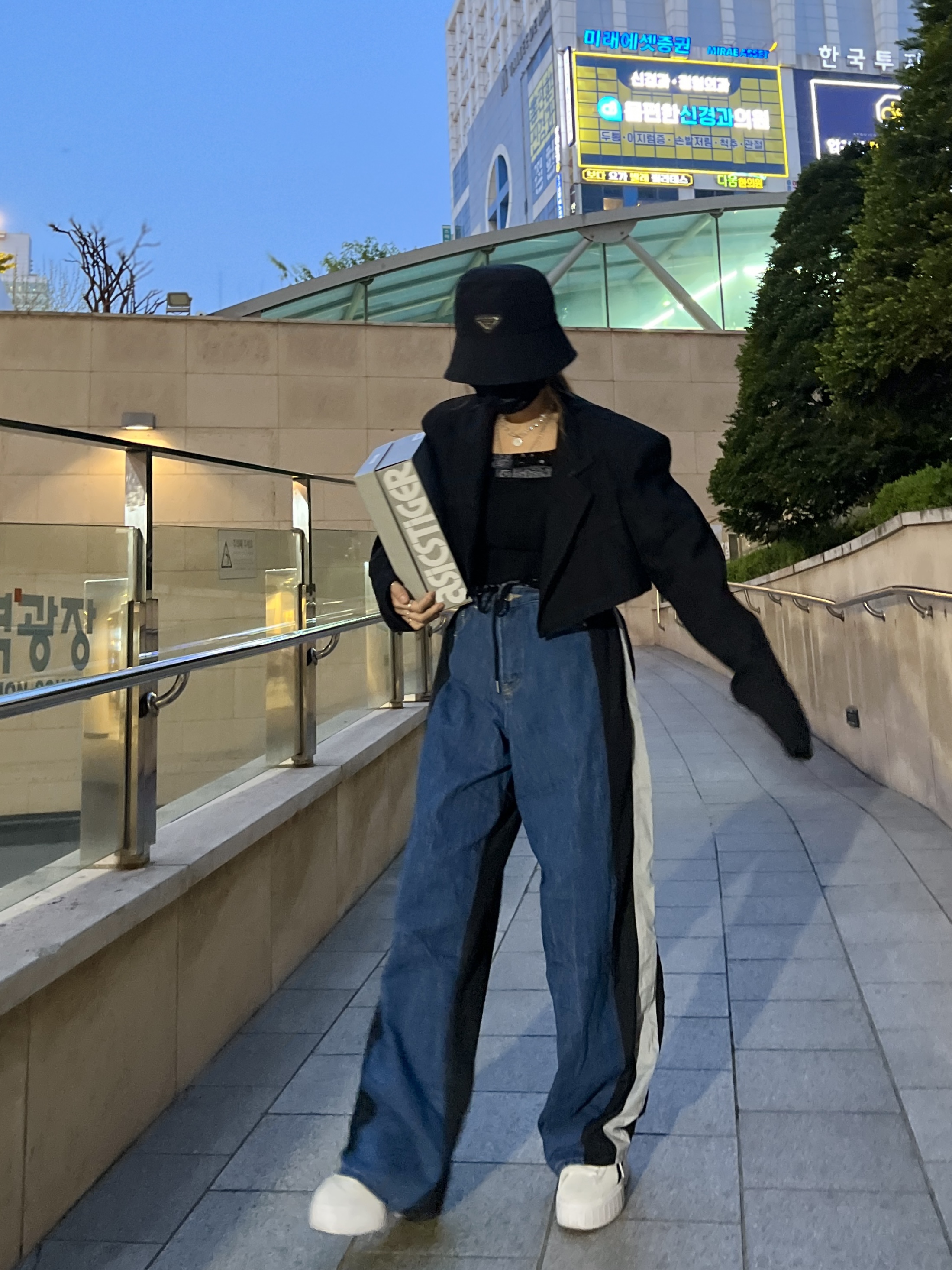 Prada Re-Nylon Bucket Hat Black, Prada Re-Nylon Belt Bag Black 착용 스타일 - 3