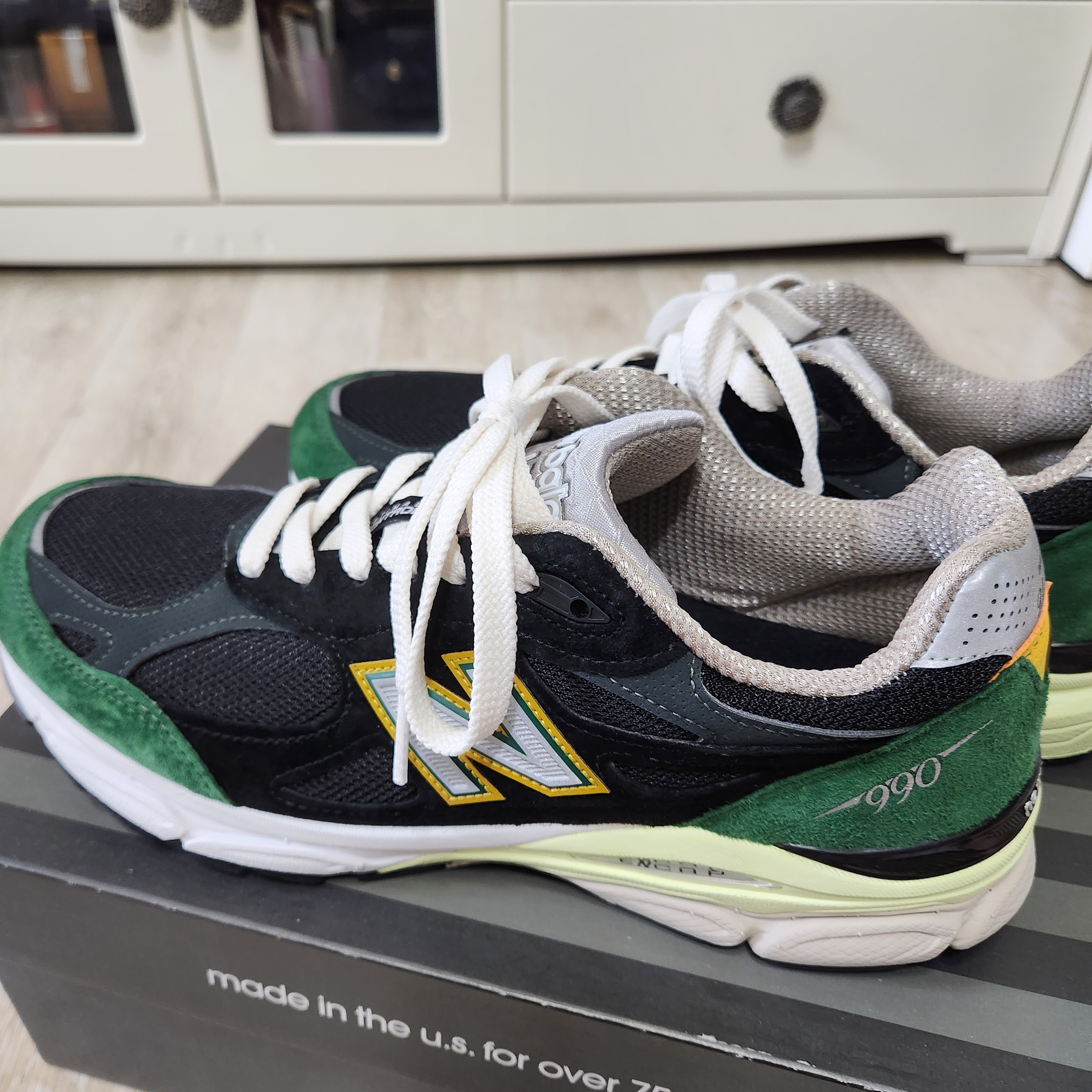 New Balance 990v3 Made in USA Black Green 착용 스타일 - 1