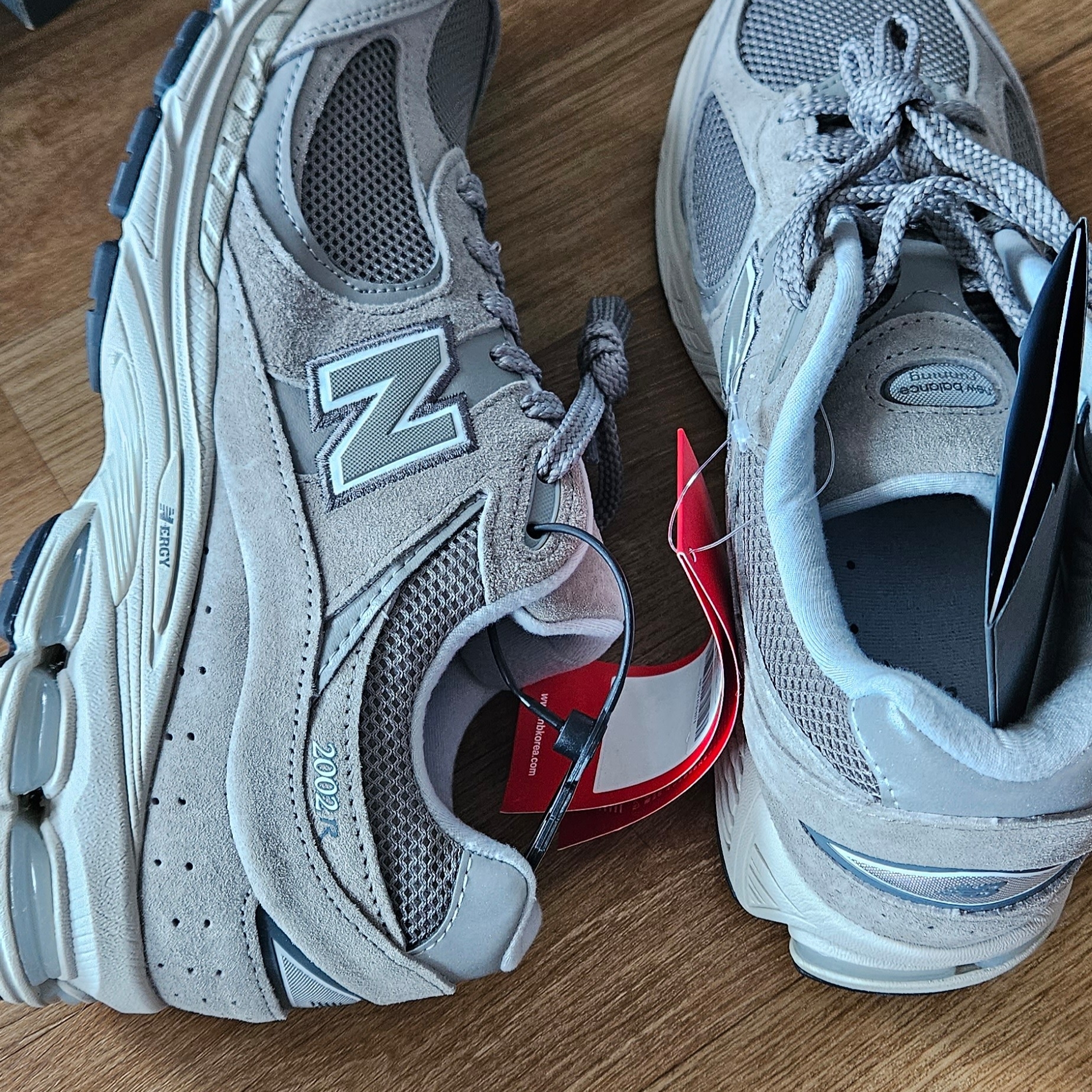 New Balance 2002R Grey 착용 스타일 - 2