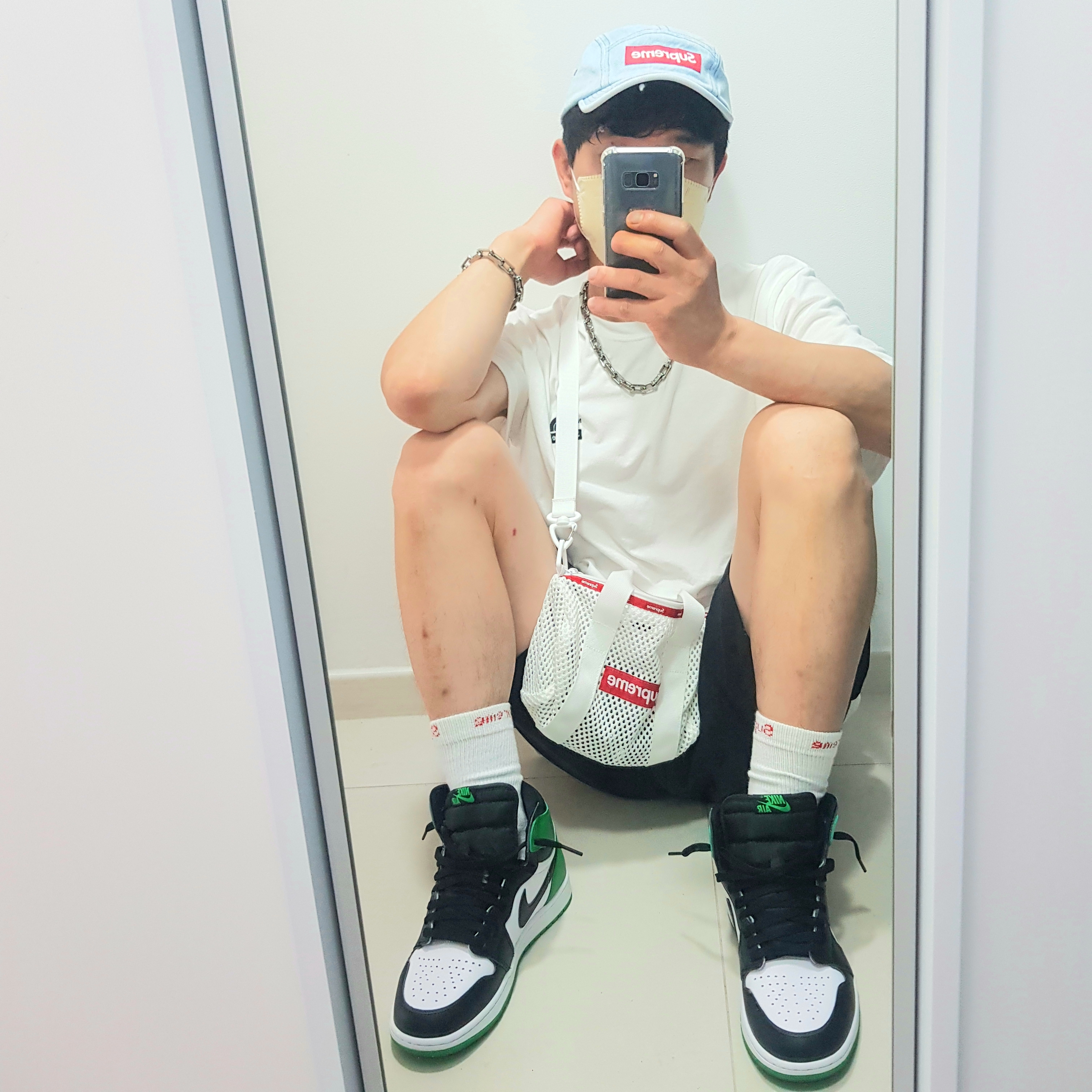 Supreme Denim Camp Cap Washed Blue - 22FW, Supreme Mesh Mini Duffle Bag White - 23SS 착용 스타일 - 4