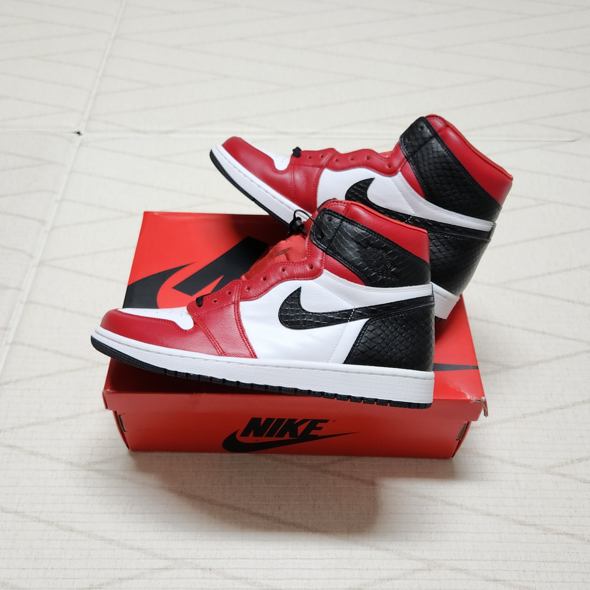 (W) Jordan 1 Retro High Satin Red 착용 스타일 - 4