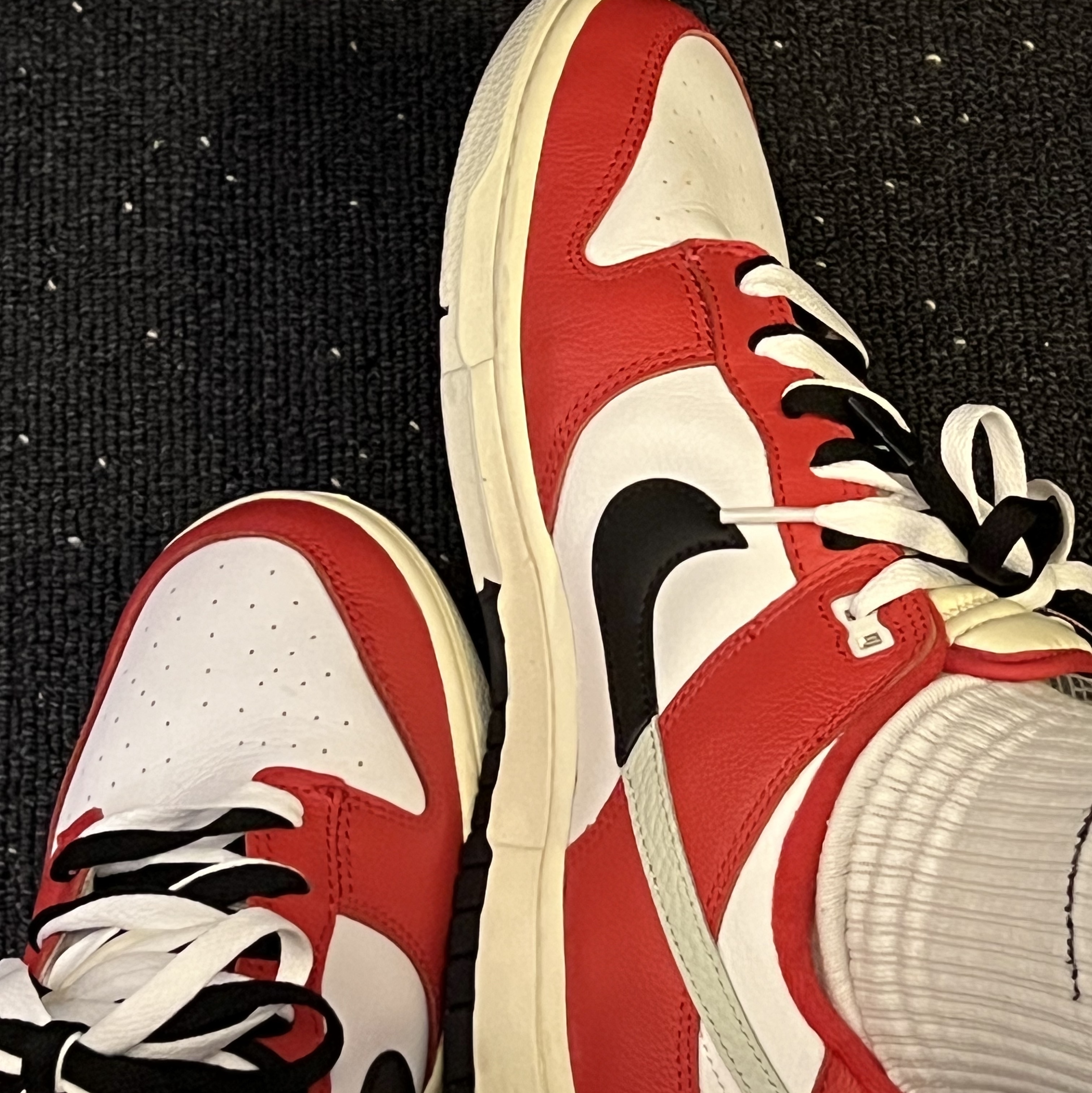 Nike Dunk Low Retro PRM University Red Black 착용 스타일 - 2