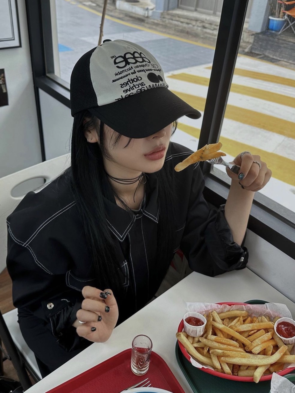 Aeae Web Logo Mesh Cap Black, Aeae Web Logo Mesh Cap Red Black 착용 스타일