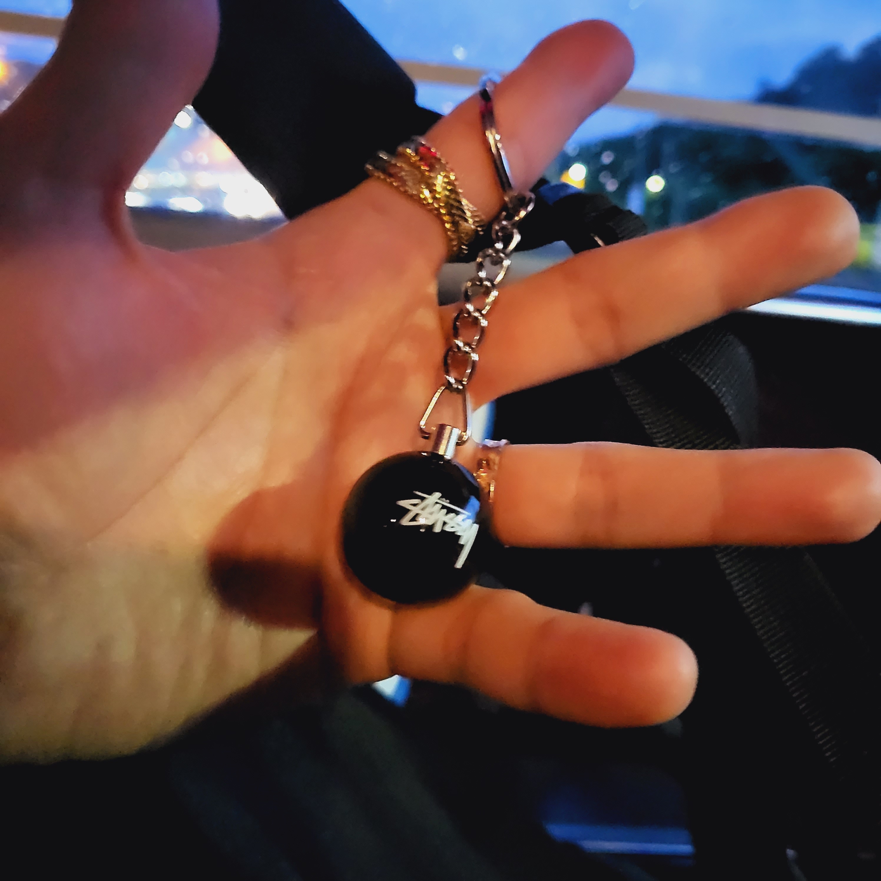 Stussy 8 Ball Keychain Black 착용 스타일 - 1