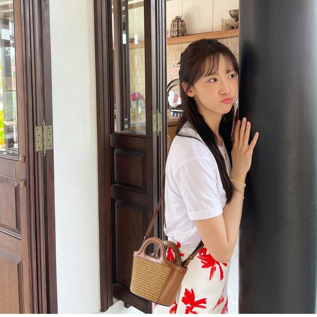 Marni Leather & Raffia Tropicalia Micro Bag Raw Sienna Brown 착용 스타일 - 1