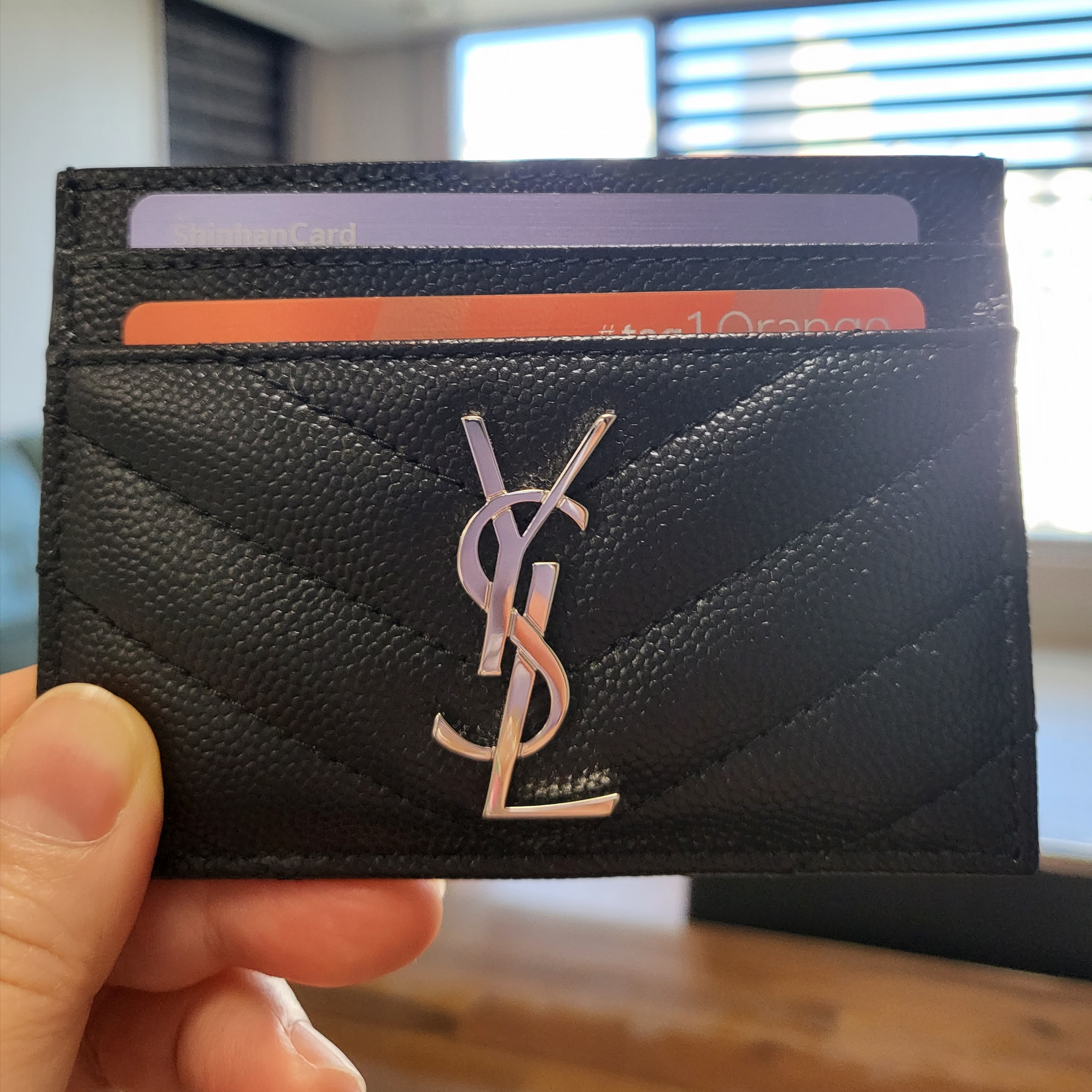 Saint Laurent Cassandre Matelasse Card Case in Grain De Poudre Embossed Leather Black 착용 스타일