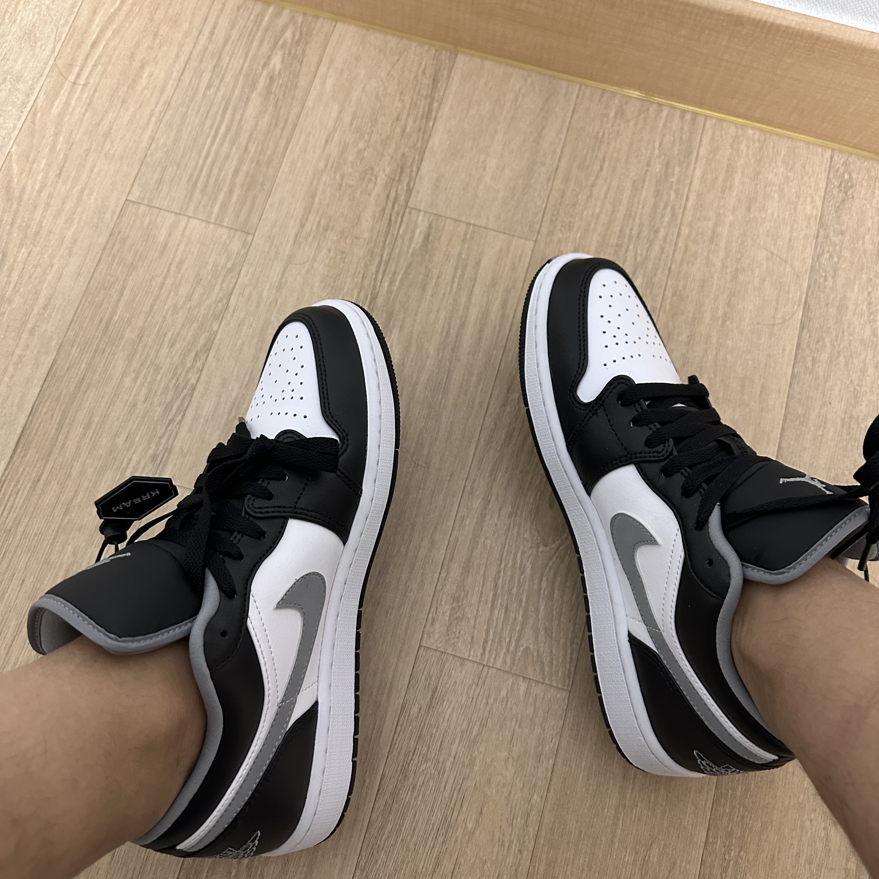 Jordan 1 Low Black Particle Grey 착용 스타일 - 2