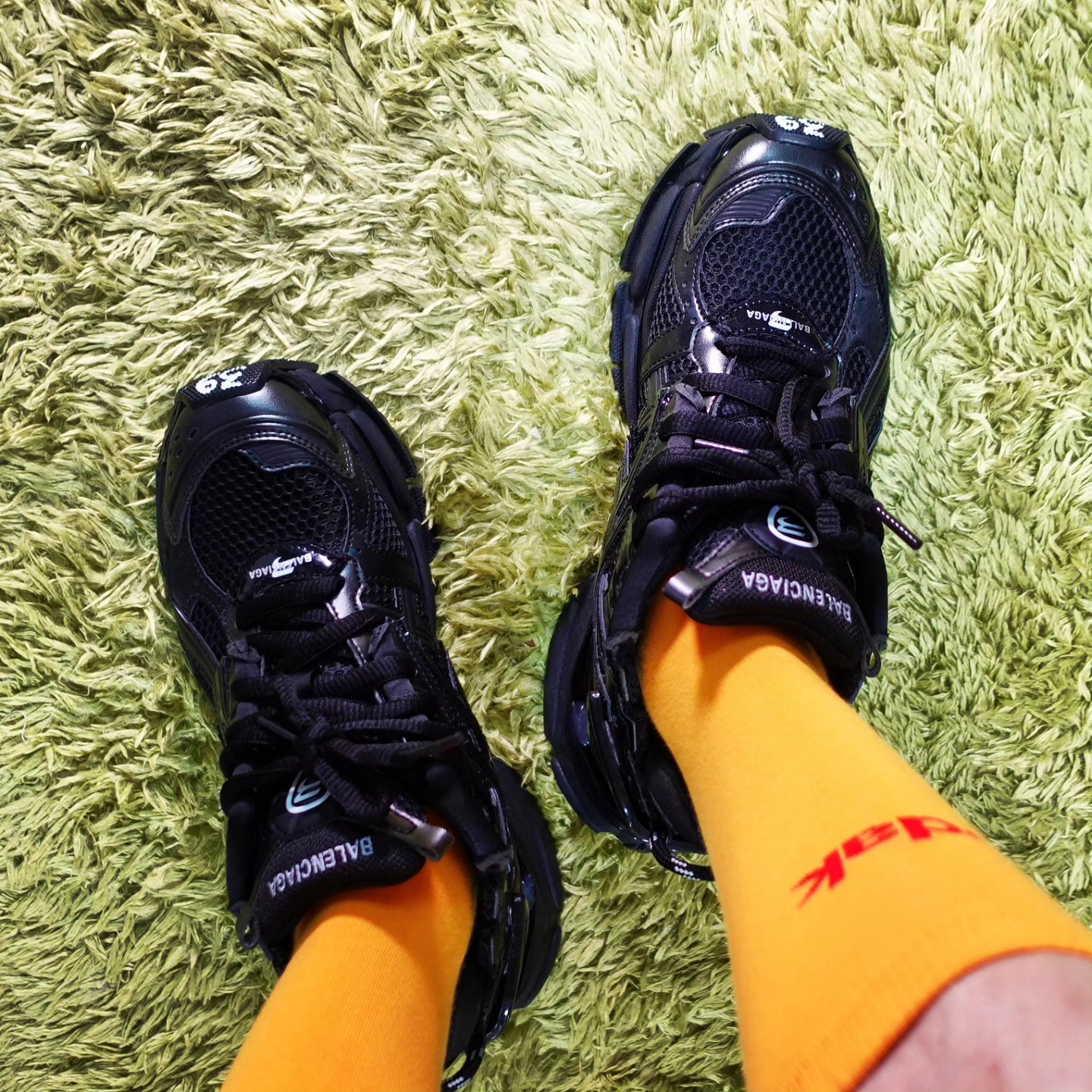 Balenciaga Runner Sneakers Monocolor Black 착용 스타일 - 5