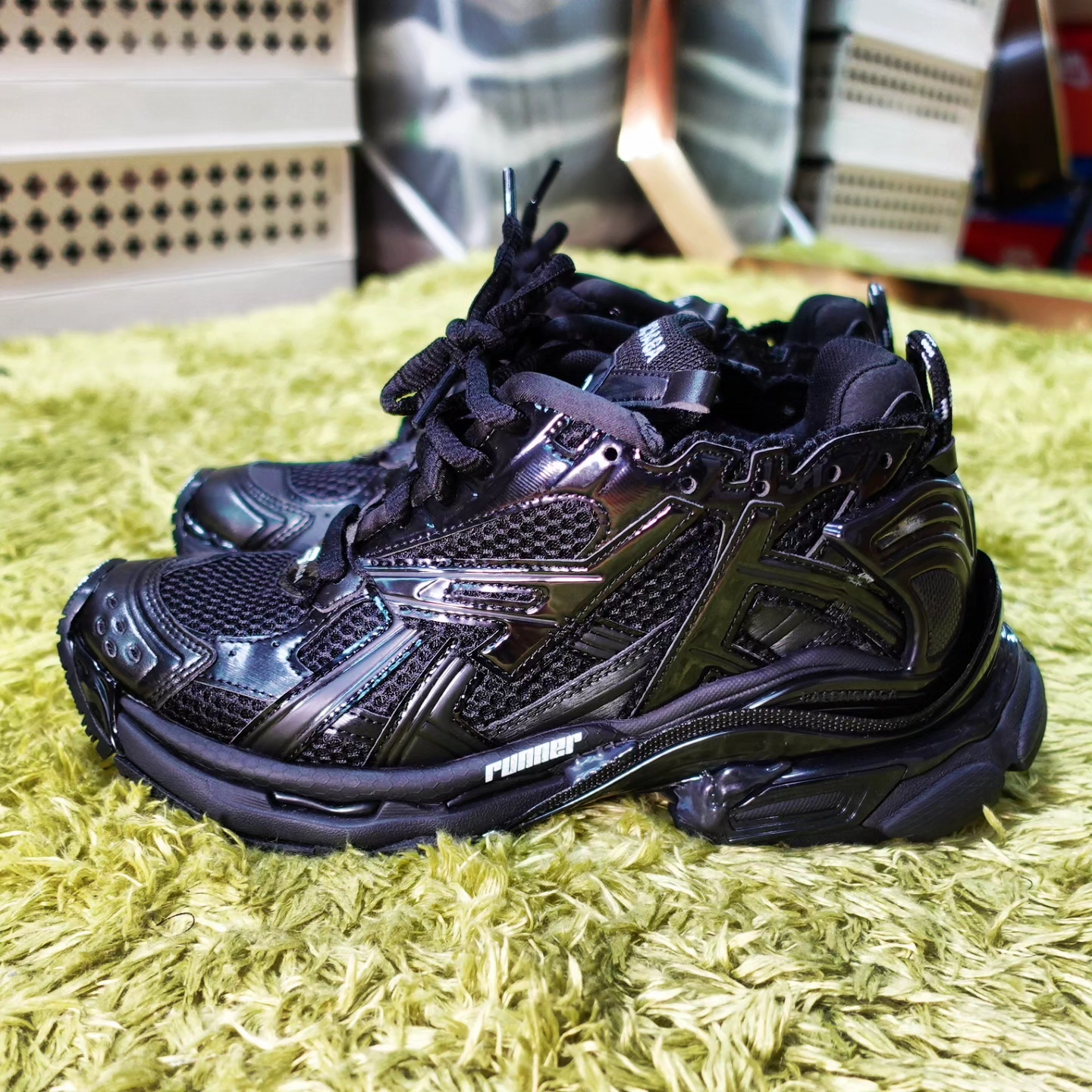 Balenciaga Runner Sneakers Monocolor Black 착용 스타일 - 4
