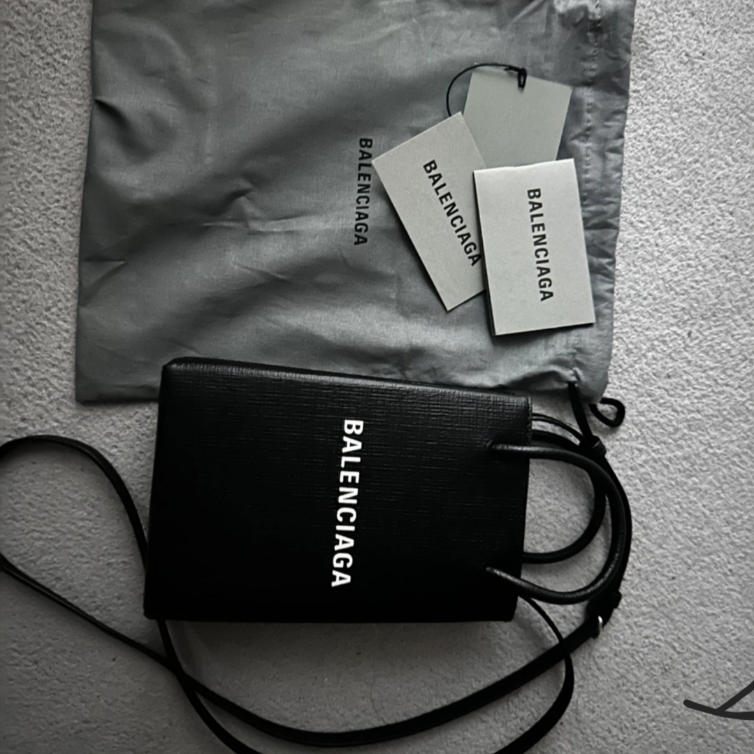 Balenciaga Mini Shopping Bag Phone Holder Black 착용 스타일
