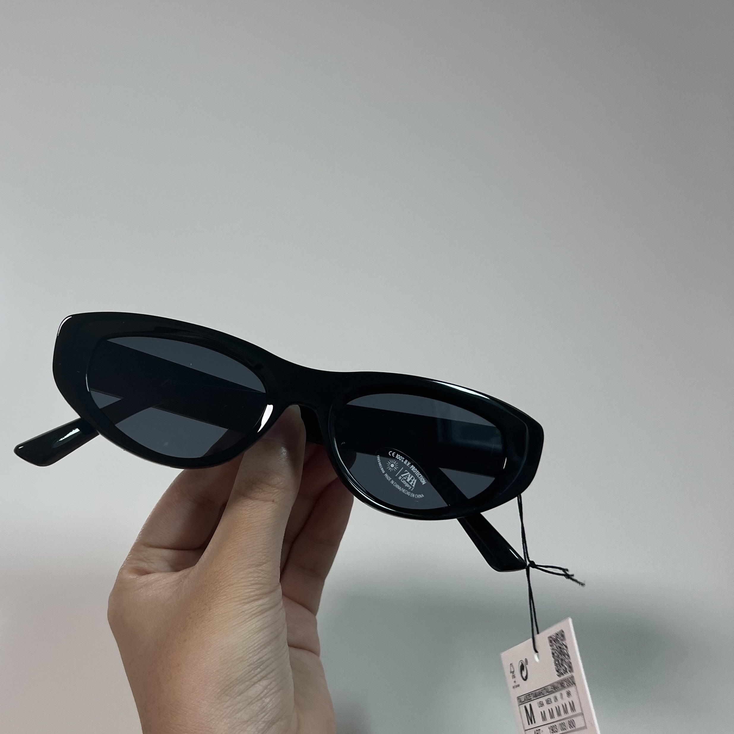 Zara Oval Resin Sunglasses Black 착용 스타일 - 2