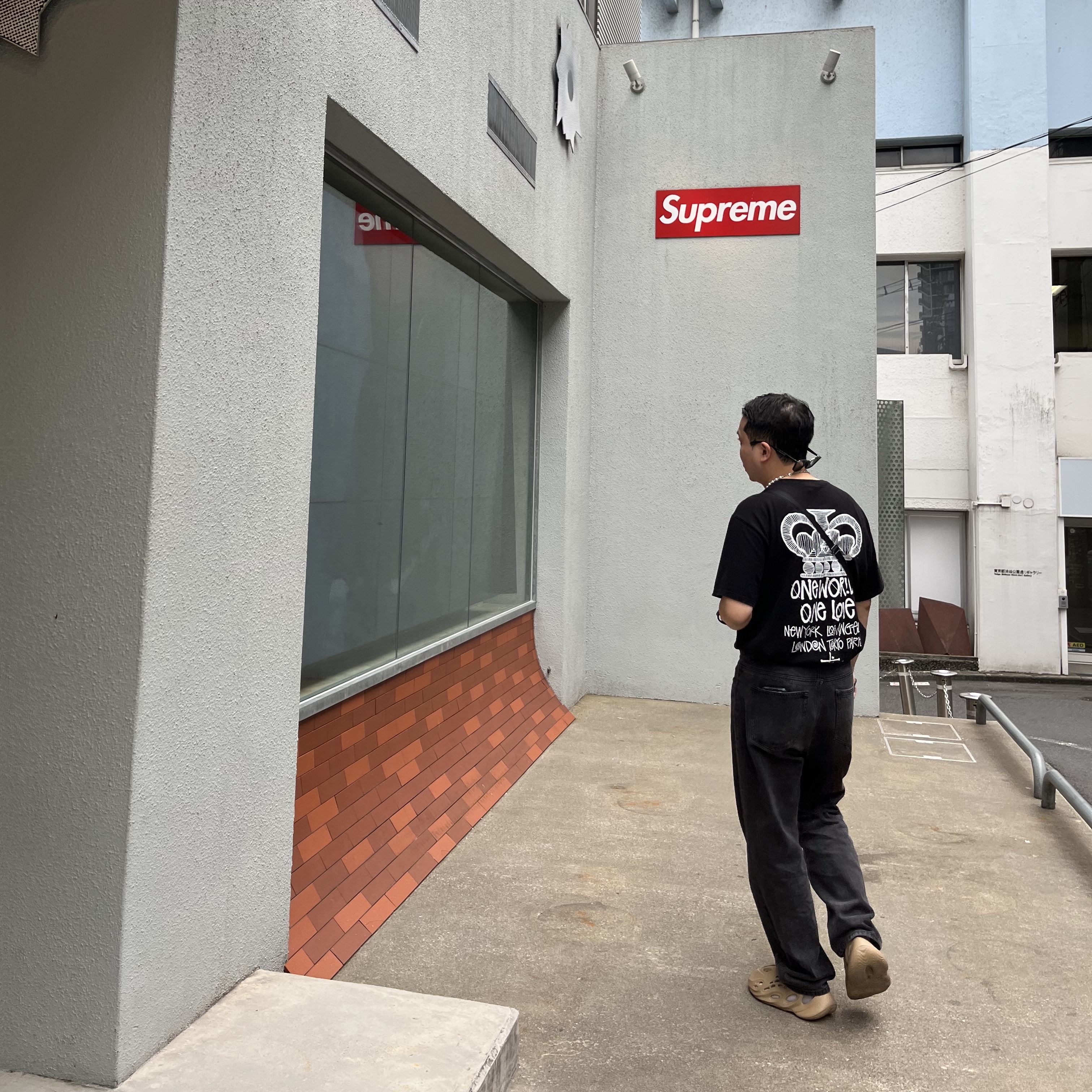 Stussy One World T-Shirt Black, Adidas Yeezy Foam RNNR Clay Taupe 착용 스타일