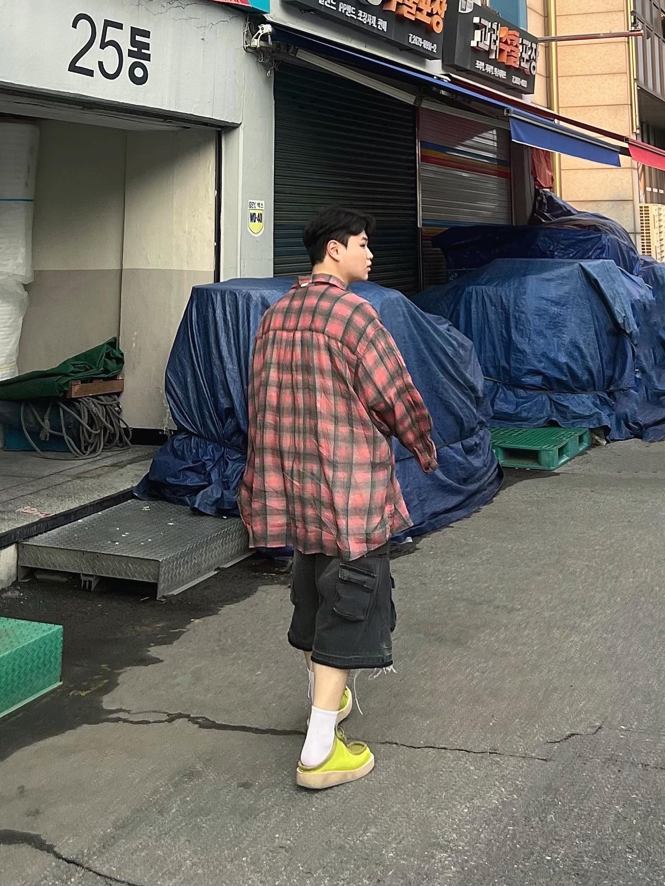Nos Couleurs Old Washed Cargo Denim Shorts Dark Grey, Our Legacy Borrowed Shirt Big Lumbercheck Print 착용 스타일 - 1