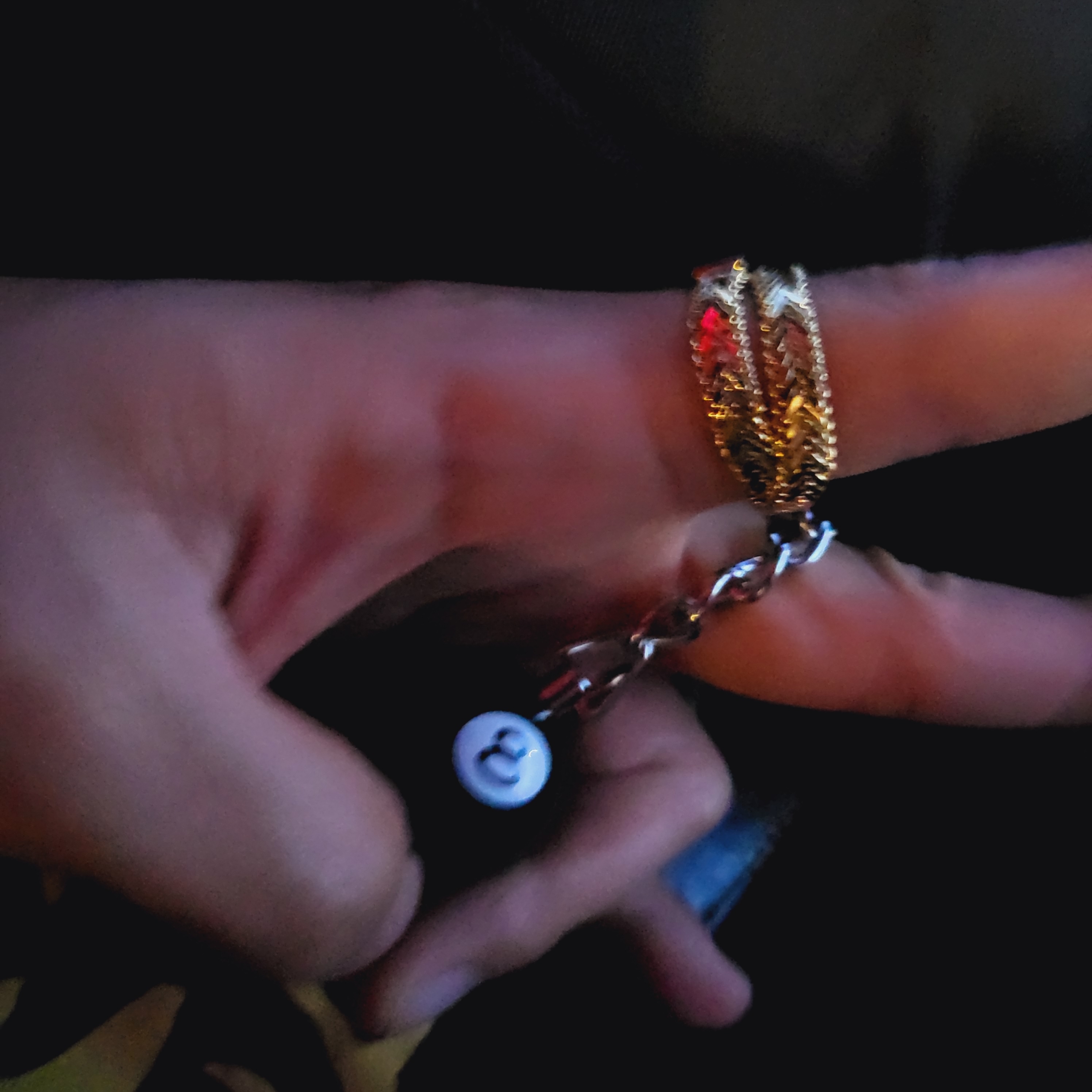 Stussy 8 Ball Keychain Black 착용 스타일 - 2