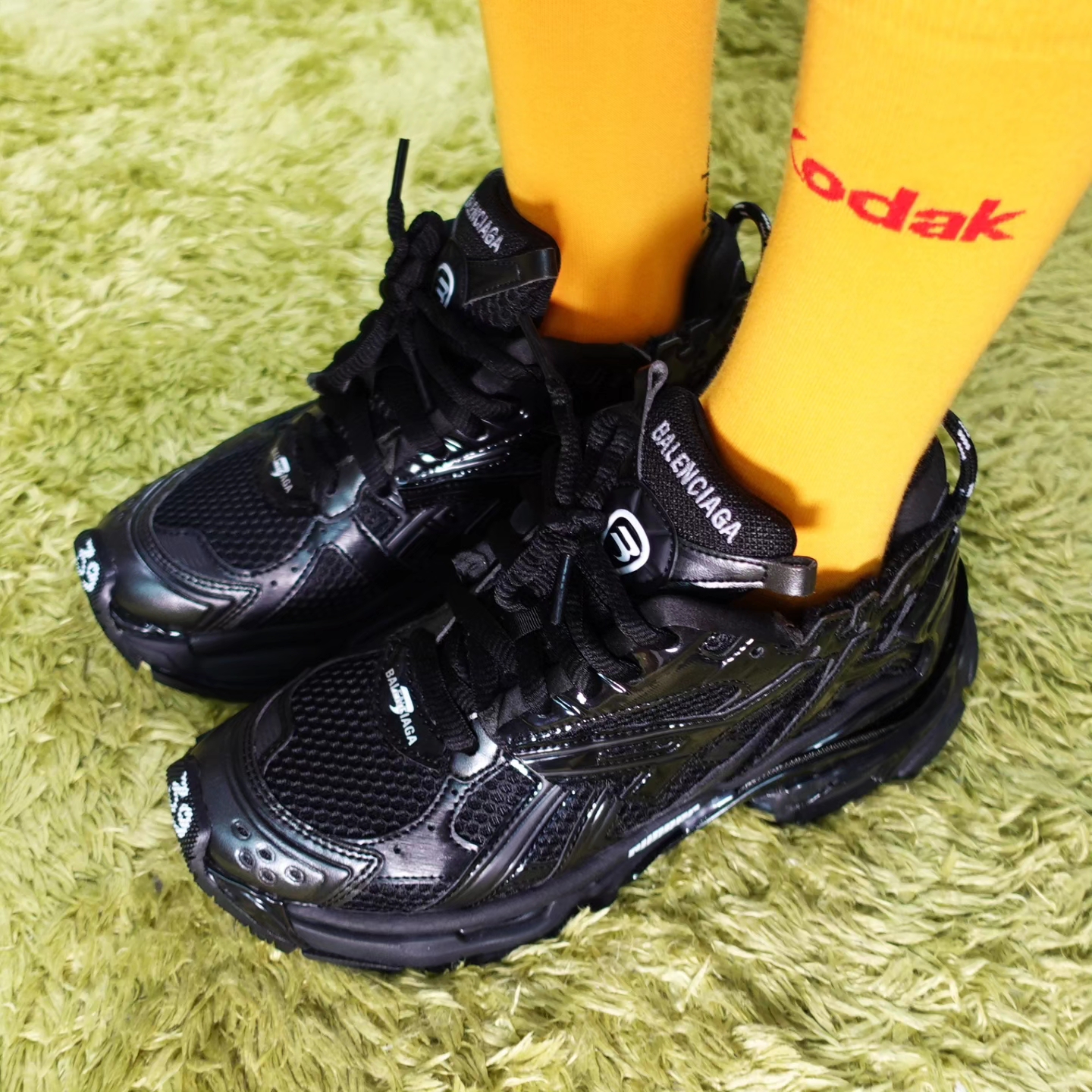 Balenciaga Runner Sneakers Monocolor Black 착용 스타일 - 1