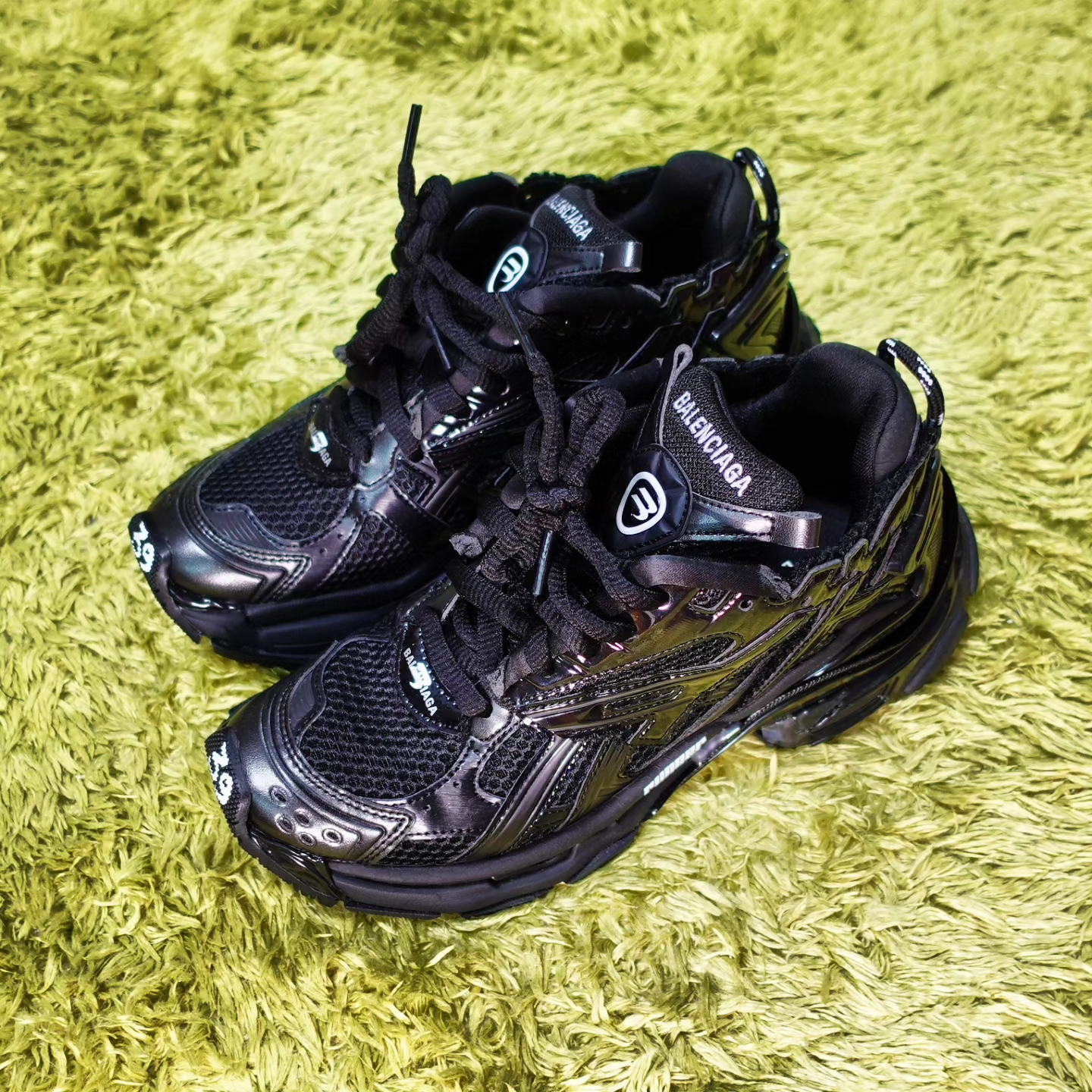 Balenciaga Runner Sneakers Monocolor Black 착용 스타일 - 2