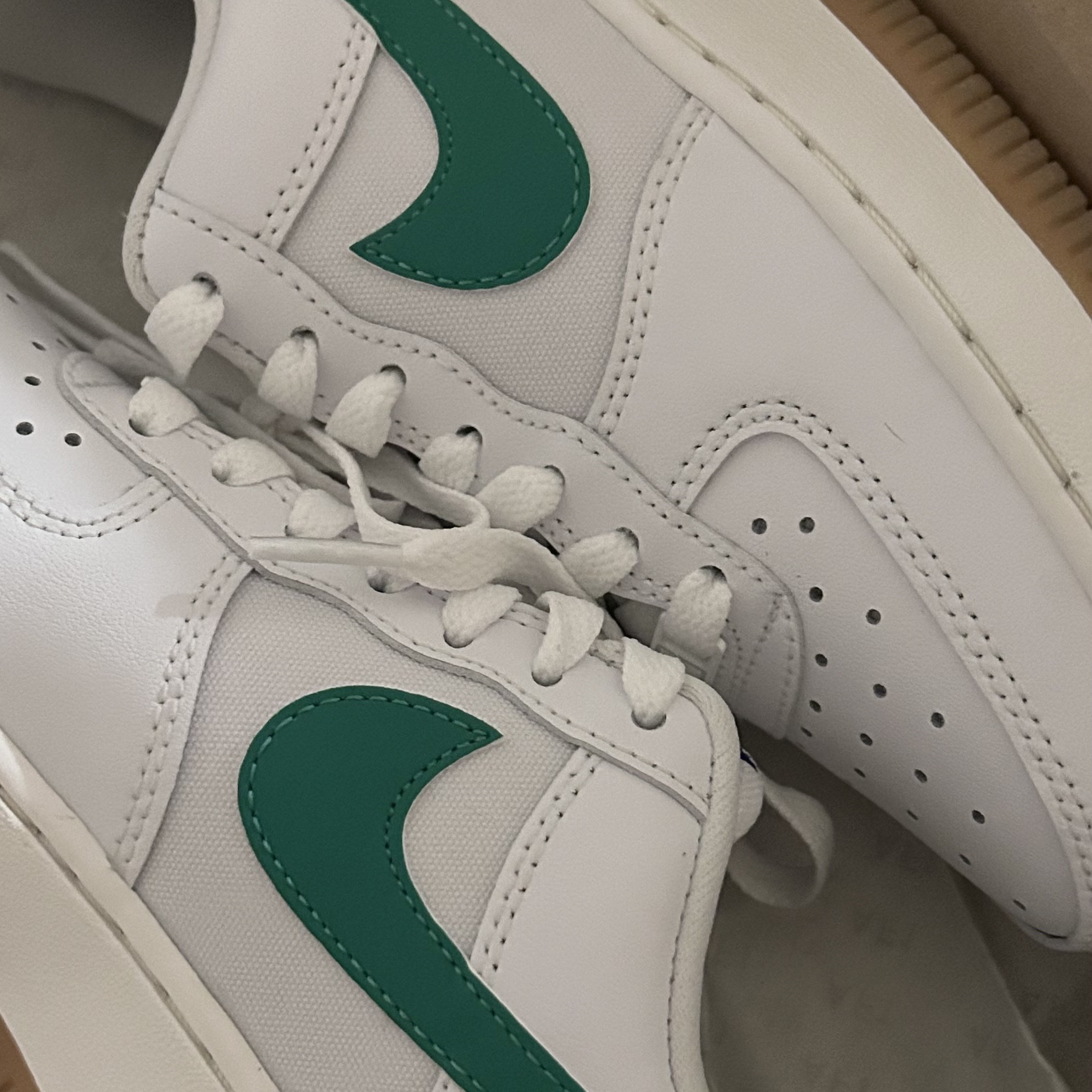 (W) Nike Air Force 1 '07 White Stadium Green 착용 스타일