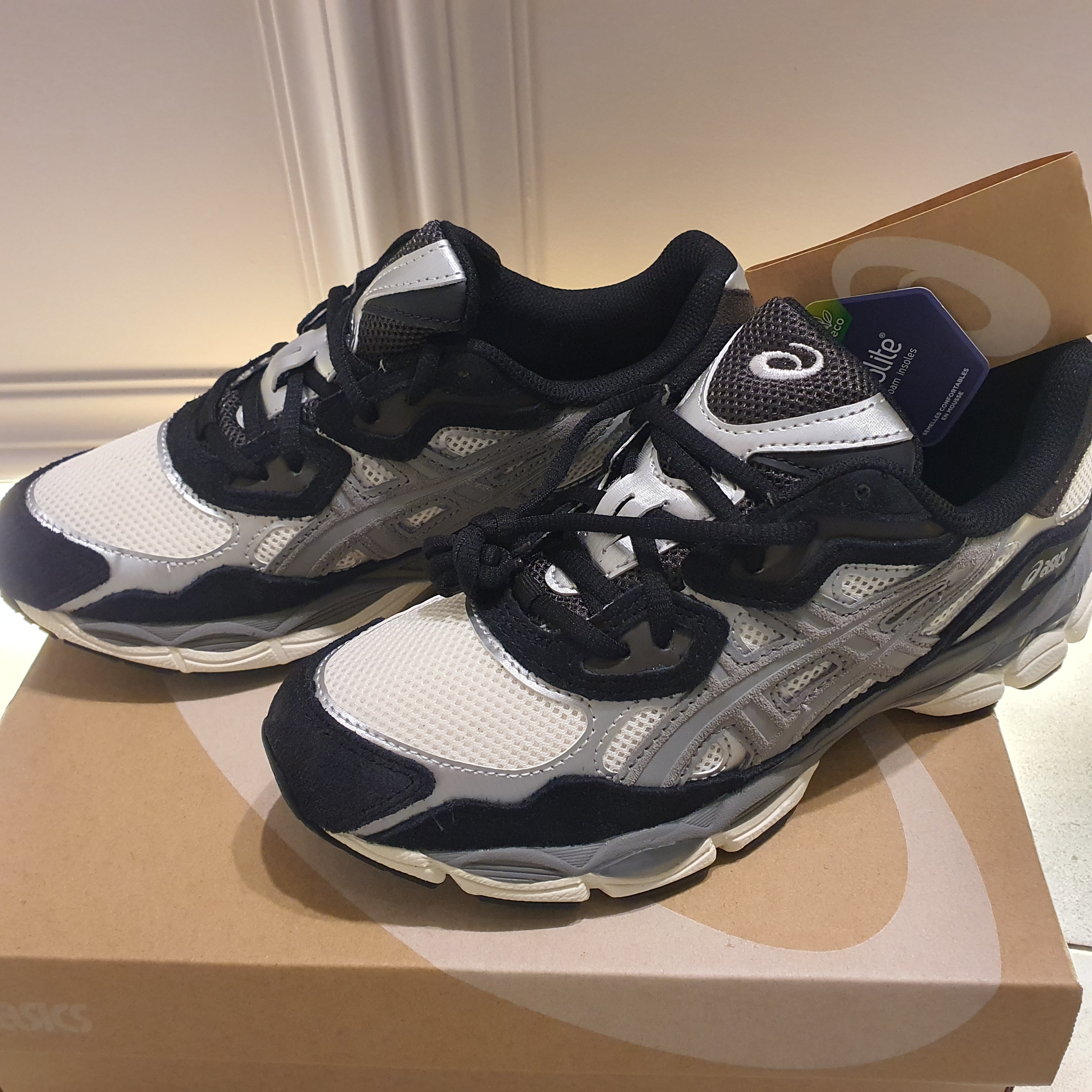 Nike P-6000 Flat Pewter Light Iron Ore, Asics Gel-NYC Ivory Clay Grey 착용 스타일 - 2