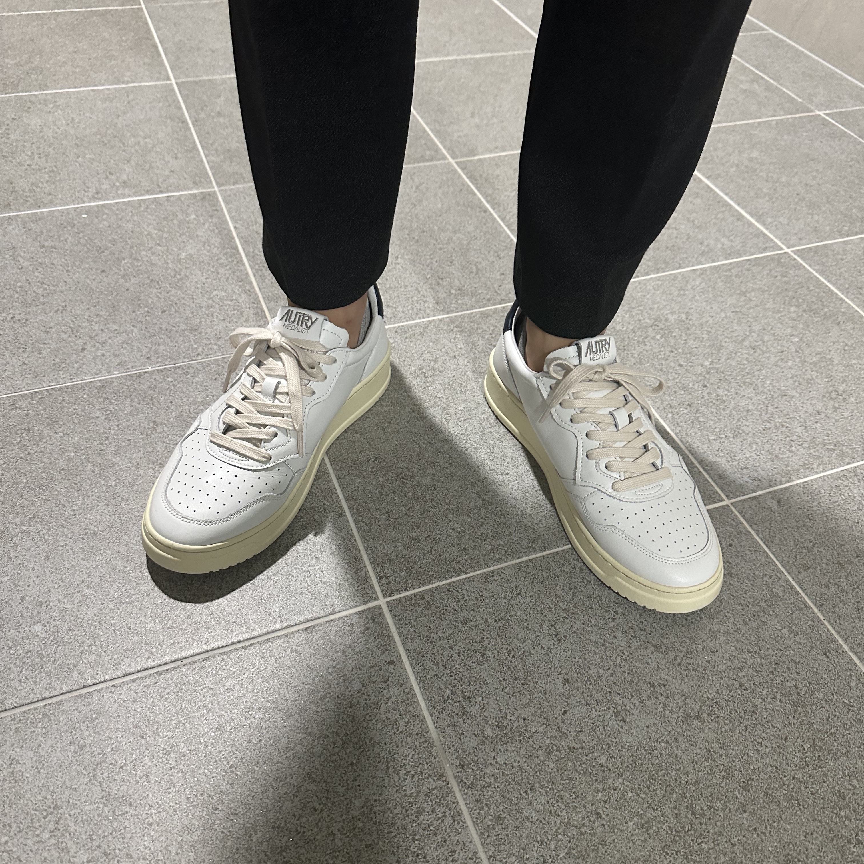 Autry Medalist Low Leather Sneakers White Blue 착용 스타일