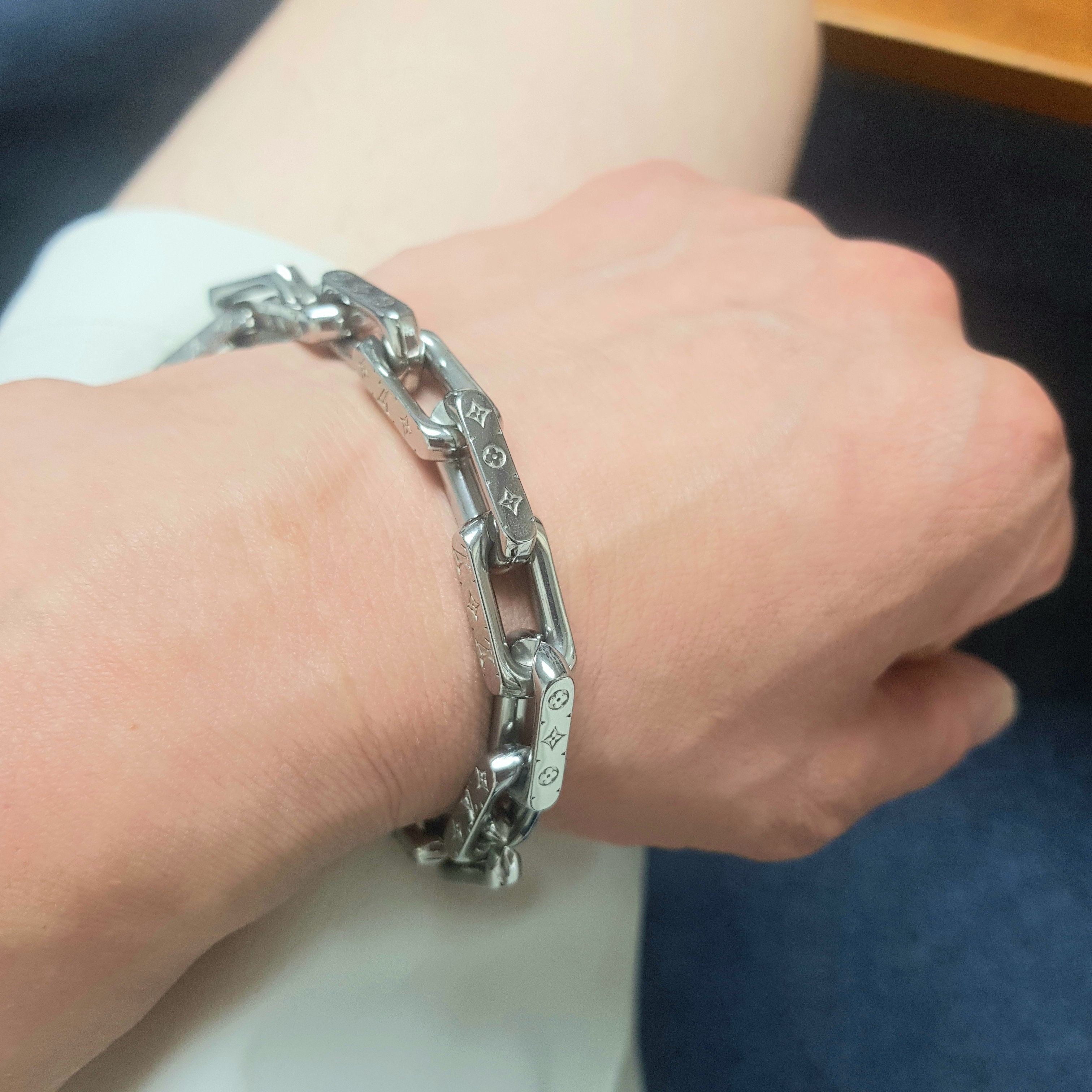 Louis Vuitton Monogram Chain Bracelet Silver, Louis Vuitton Monogram Chain Necklace Silver 착용 스타일 - 2