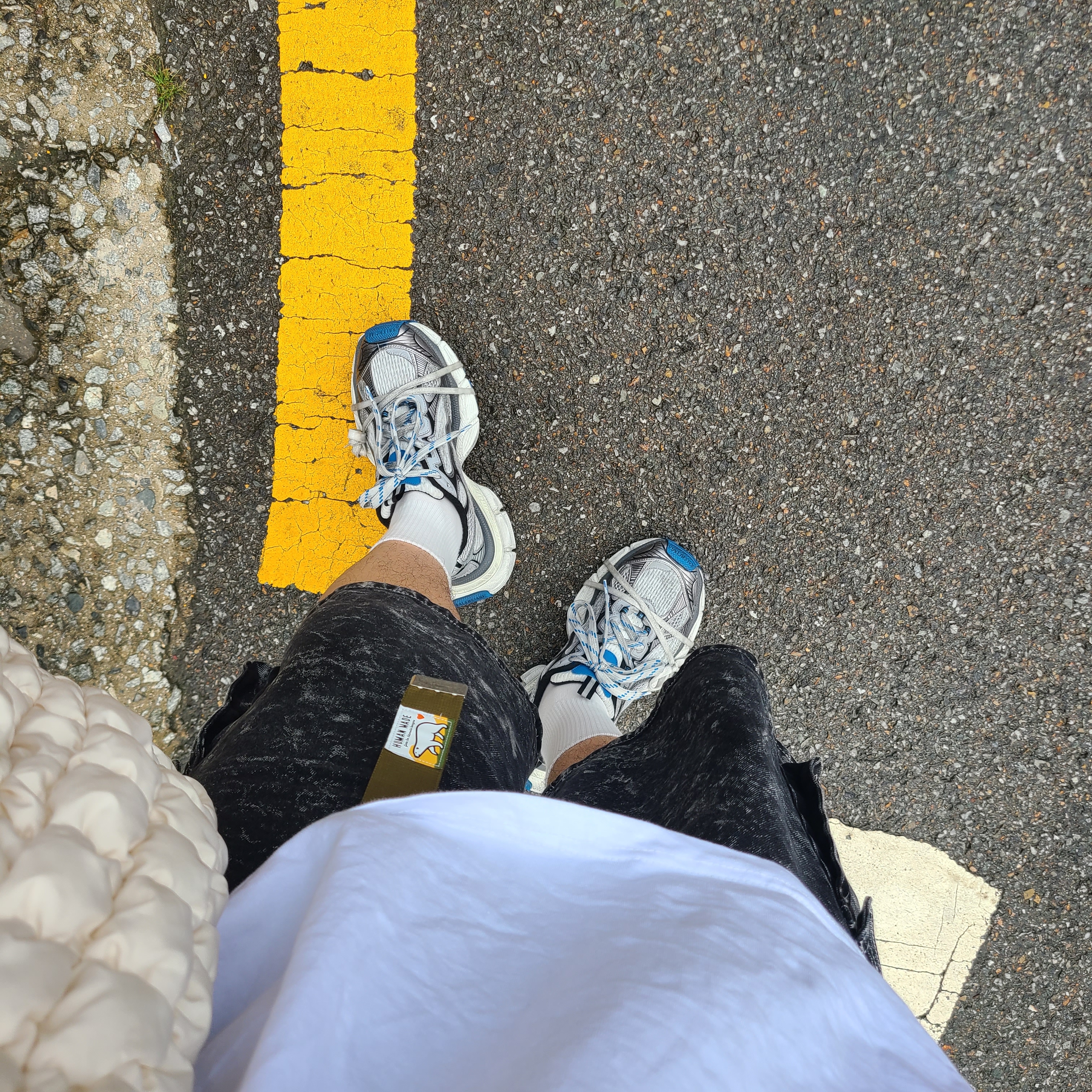 Balenciaga 3XL Sneakers Grey White Blue, COS Quilted Oversized Shoulder Bag Off White Light Beige 착용 스타일
