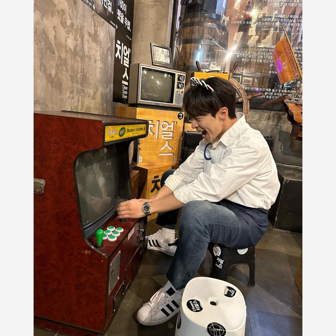 Adidas Superstar White Black 착용 스타일 - 2