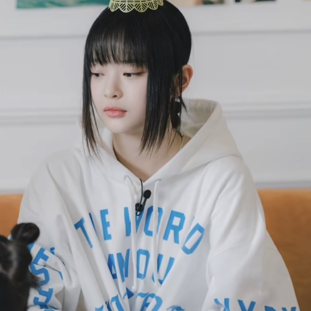 Supreme Team Flocked Hooded Sweatshirt White - 23SS 착용 스타일
