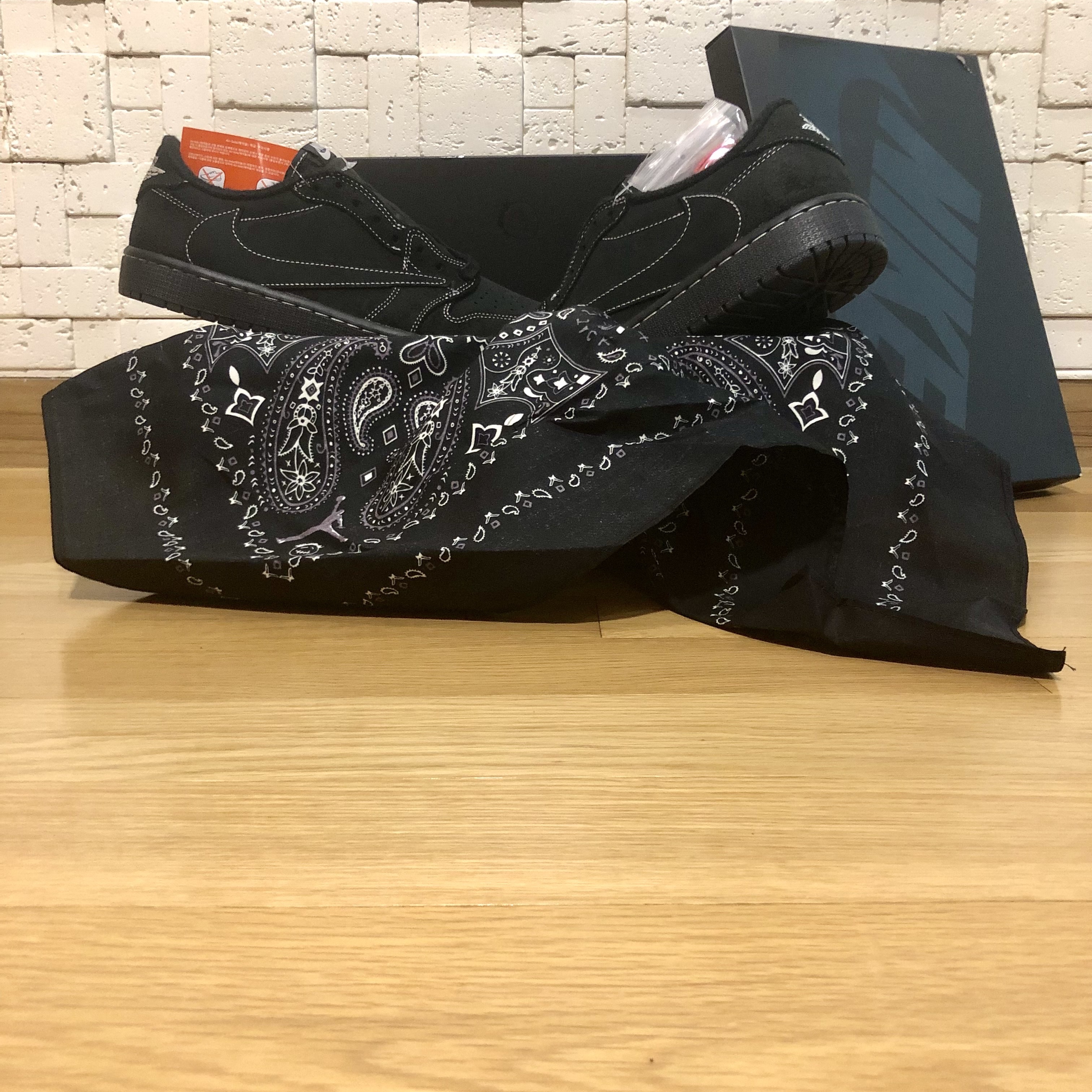 Jordan 1 x Travis Scott Retro Low OG SP Black Phantom 착용 스타일 - 2